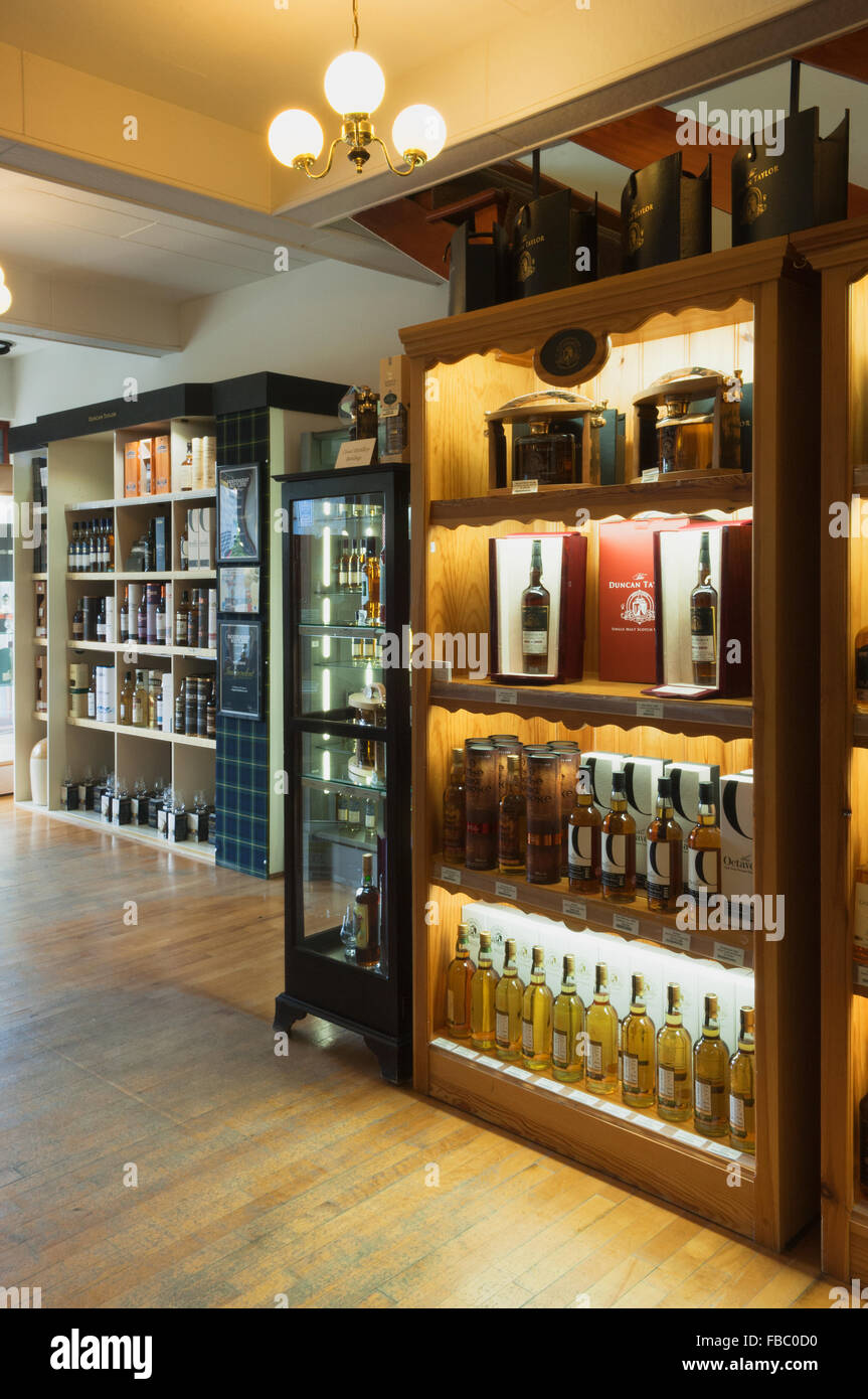 Intérieur de whisky shop Huntly, Aberdeenshire, Ecosse. Banque D'Images