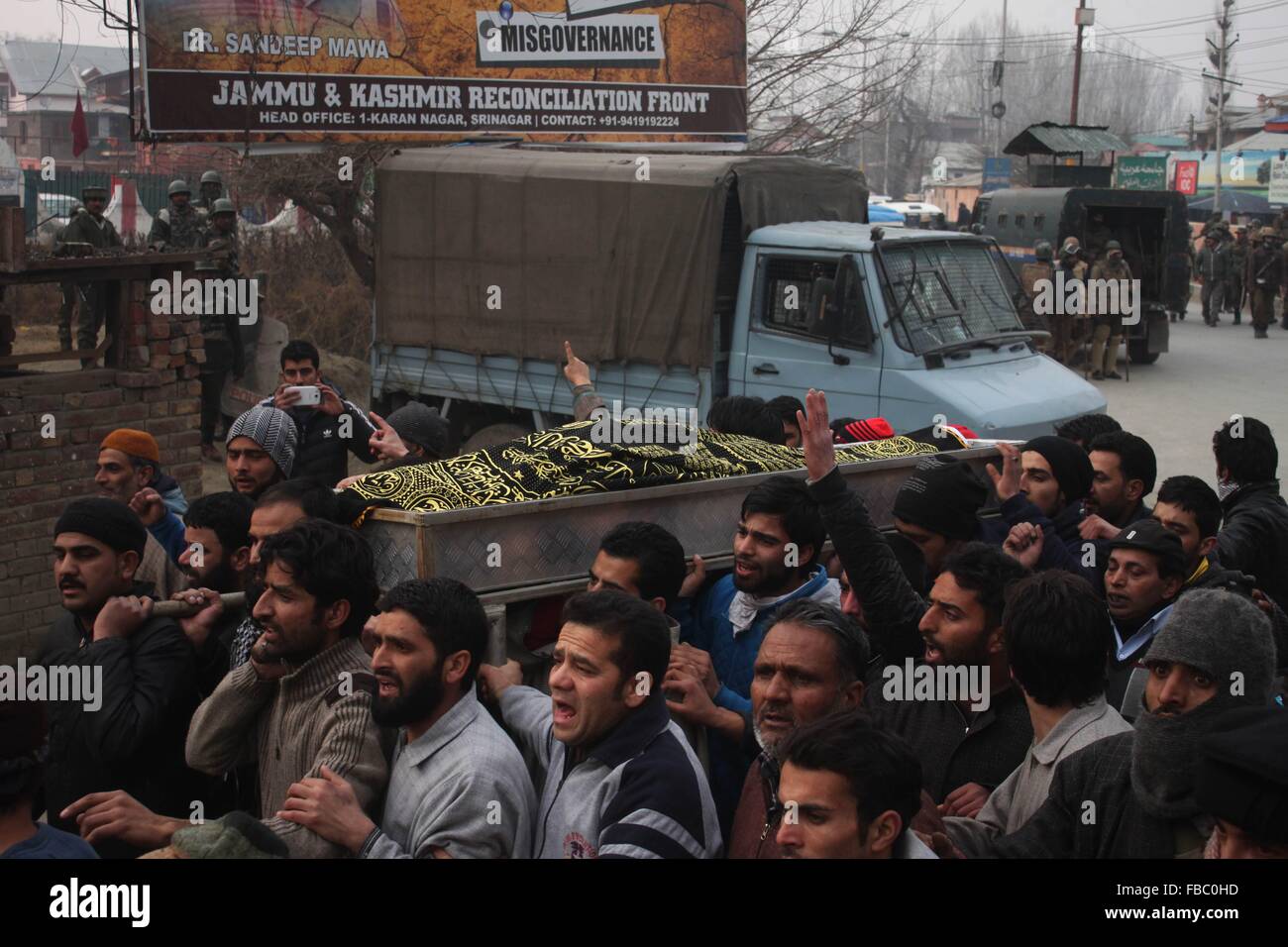 Les musulmans du Cachemire portent le cercueil d'Owais Bashir Malik, au cours de sa procession funéraire à Srinagar après le corps d'un étudiant avec la gorge tranchée a été trouvé à Srinagar Crédit : Basit zargar/Alamy Live News Banque D'Images