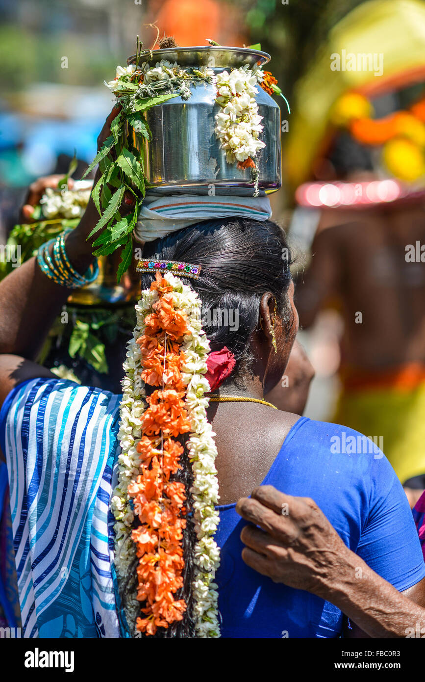 Inde Mumbai Bombay festival hindou de Thaipusam en l'honneur du Seigneur Shiva femmes avec des ornements et des objets sacrés Banque D'Images Inde Mumbai Bombay festival hindou de Thaipusam en l'honneur du Seigneur Shiva femmes avec des ornements et des objets sacrés Banque D'Images