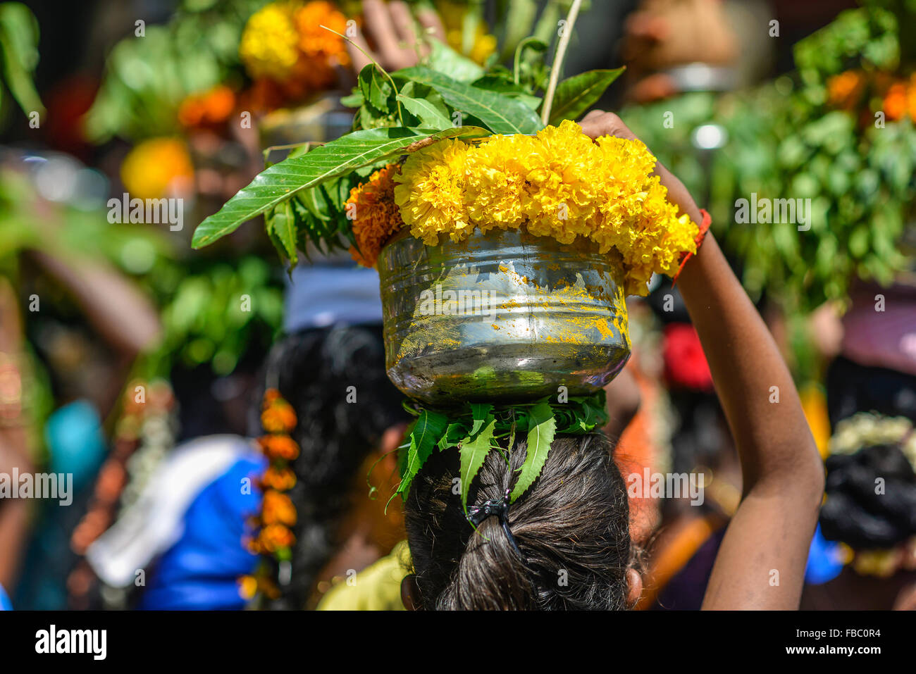 Inde Mumbai Bombay festival hindou de Thaipusam en l'honneur du Seigneur Shiva femmes avec des ornements et des objets sacrés Banque D'Images Inde Mumbai Bombay festival hindou de Thaipusam en l'honneur du Seigneur Shiva femmes avec des ornements et des objets sacrés Banque D'Images