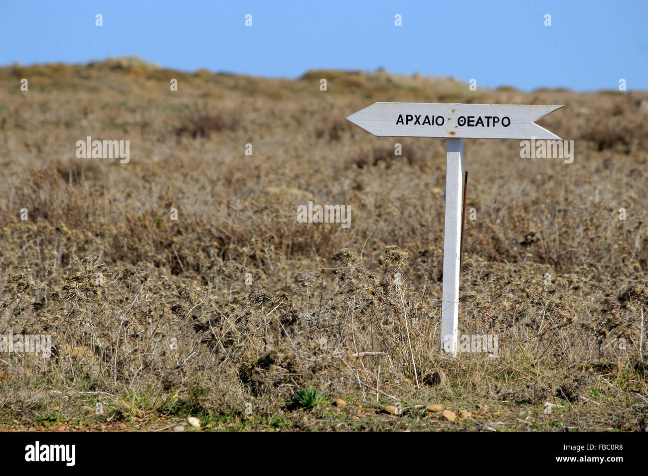 Flèche en bois panneau indiquant l'ancien amphithéâtre du site archéologique d'Hephaistia (ifestia). L'île de Limnos, Grèce Banque D'Images