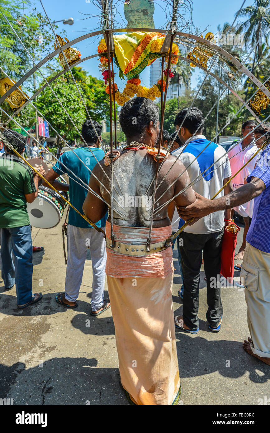 Bombay Mumbai Inde Macchimar Nagar Village de pêcheurs festival hindou de Thaipusam en l'honneur du Seigneur Shiva. Les dévots pierce leur corps avec crochet Banque D'Images