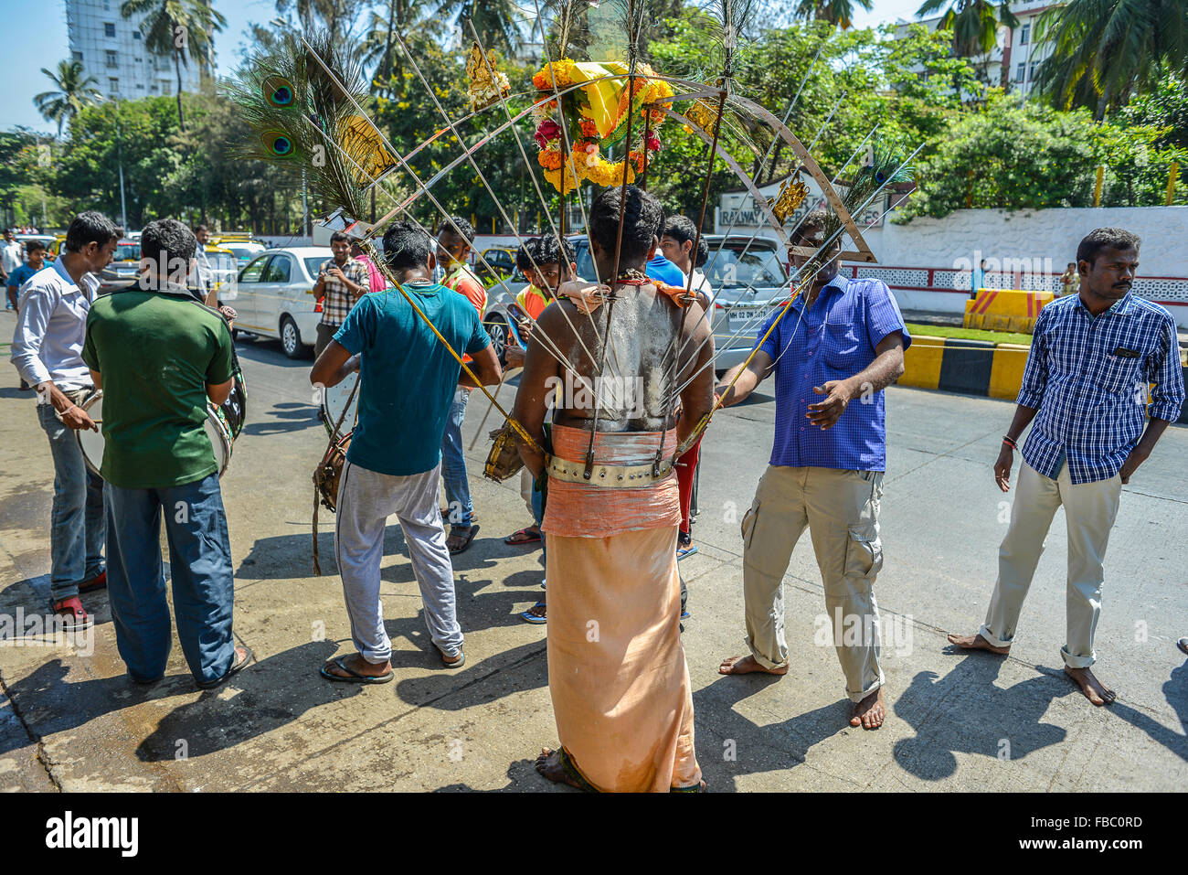 Bombay Mumbai Inde Macchimar Nagar Village de pêcheurs festival hindou de Thaipusam en l'honneur du Seigneur Shiva. Les dévots pierce leur corps avec crochet Banque D'Images