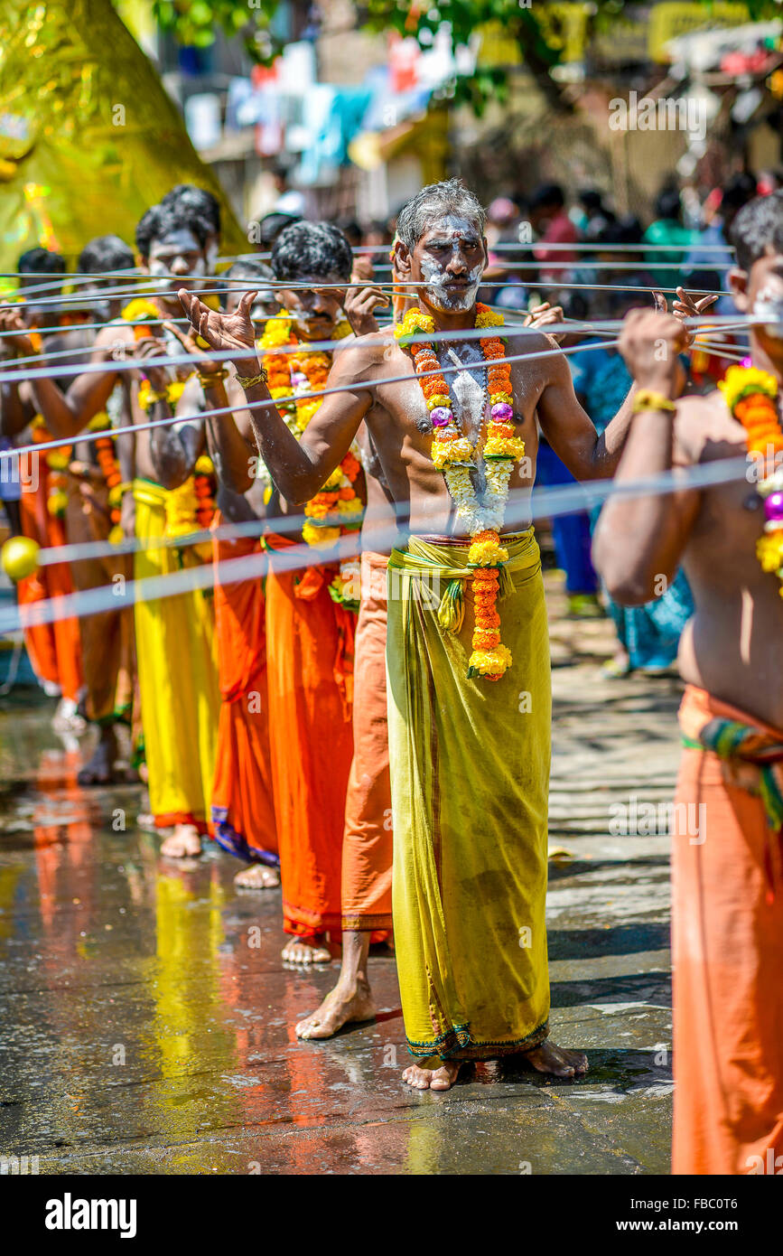 Bombay Mumbai Inde Macchimar Nagar Village de pêcheurs festival hindou de Thaipusam en l'honneur du Seigneur Shiva. Les dévots pierce leur corps avec crochet Banque D'Images