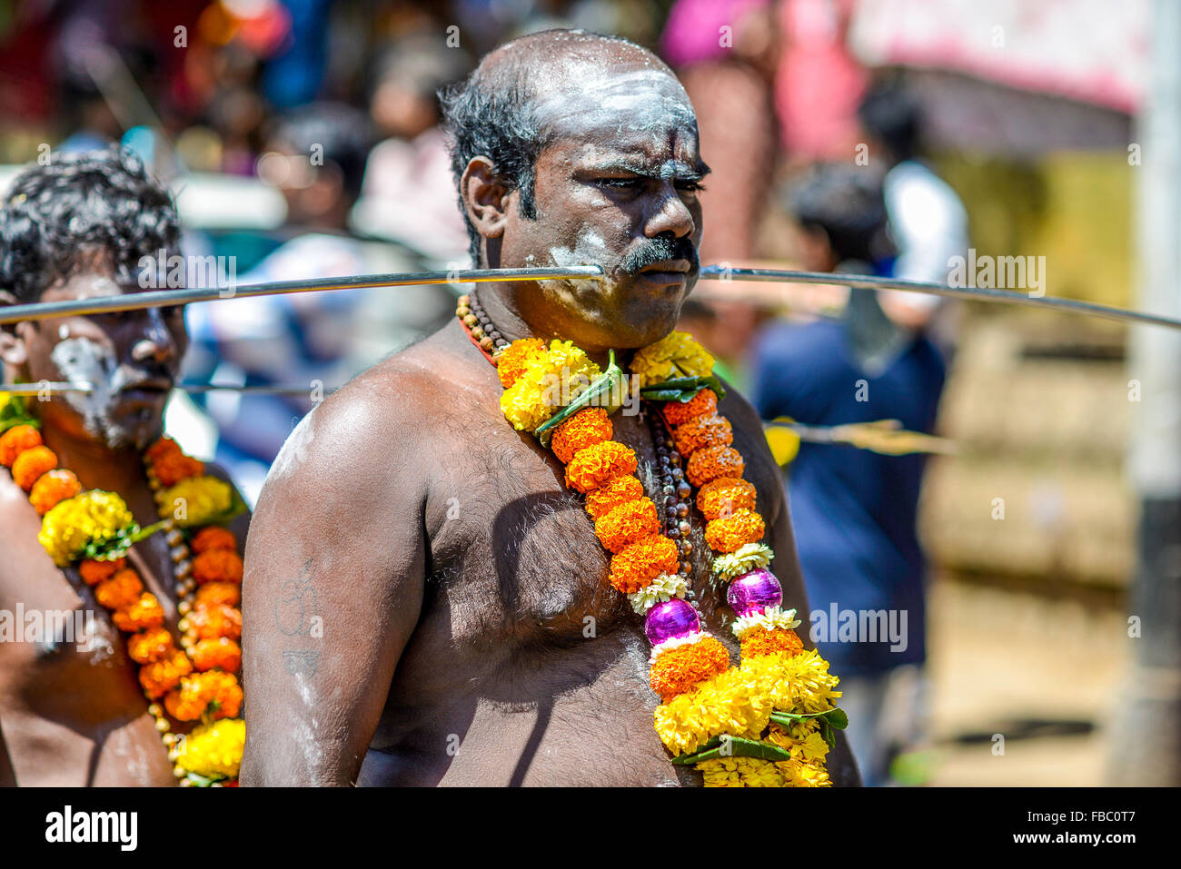 Bombay Mumbai Inde Macchimar Nagar Village de pêcheurs festival hindou de Thaipusam en l'honneur du Seigneur Shiva. Les dévots pierce leur corps avec crochet Banque D'Images