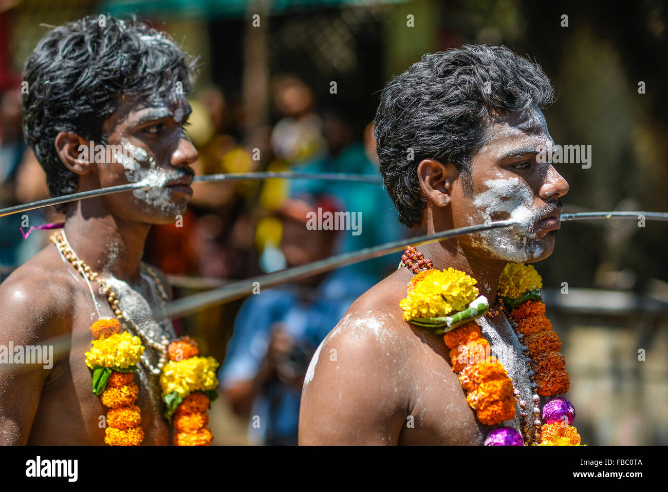 Bombay Mumbai Inde Macchimar Nagar Village de pêcheurs festival hindou de Thaipusam en l'honneur du Seigneur Shiva. Les dévots pierce leur corps avec crochet Banque D'Images