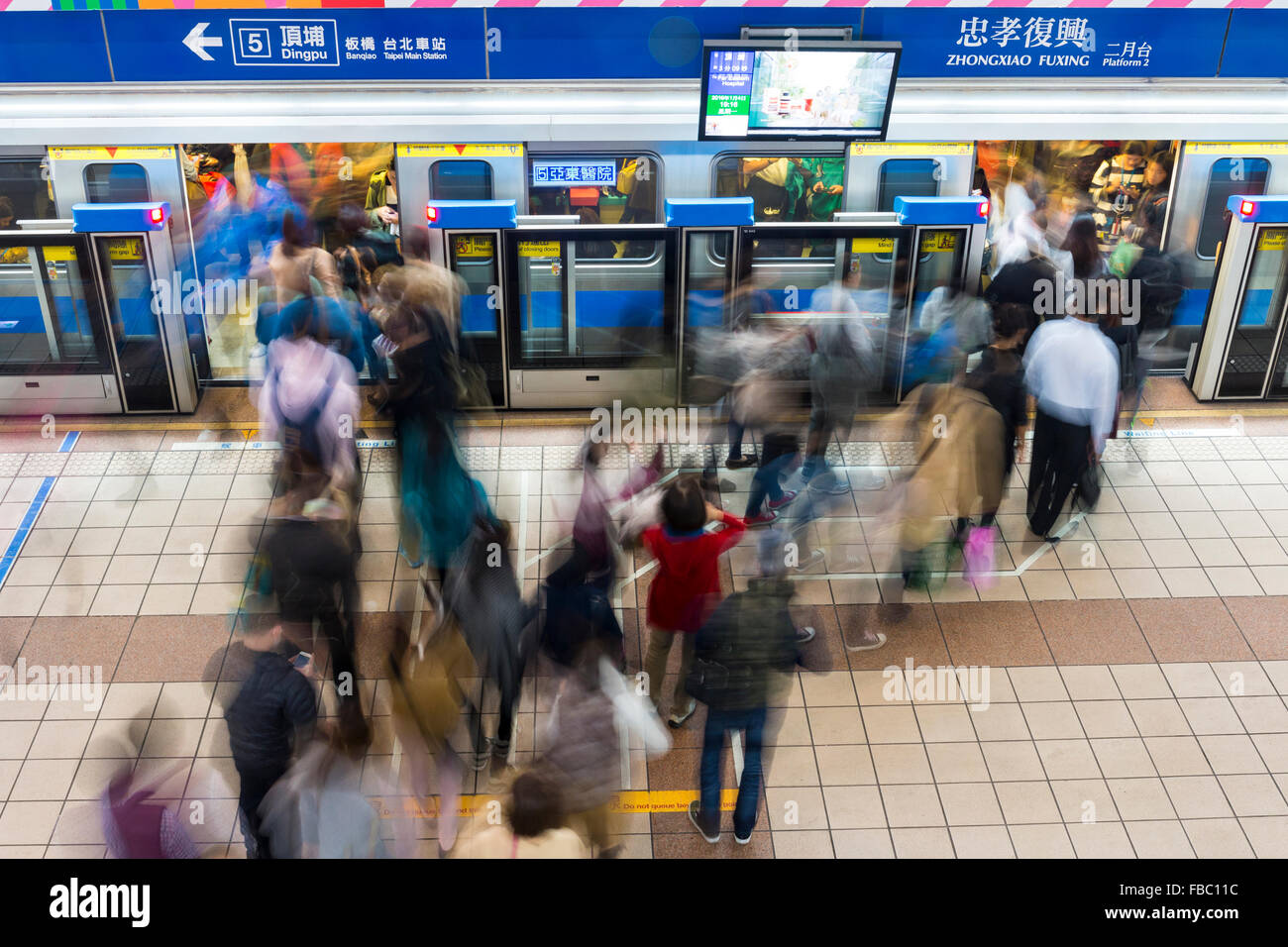 Les banlieusards de Taipei d'embarquement à l'Zhongxiao-Fuxing métro MRT station. Motion Blur. Banque D'Images