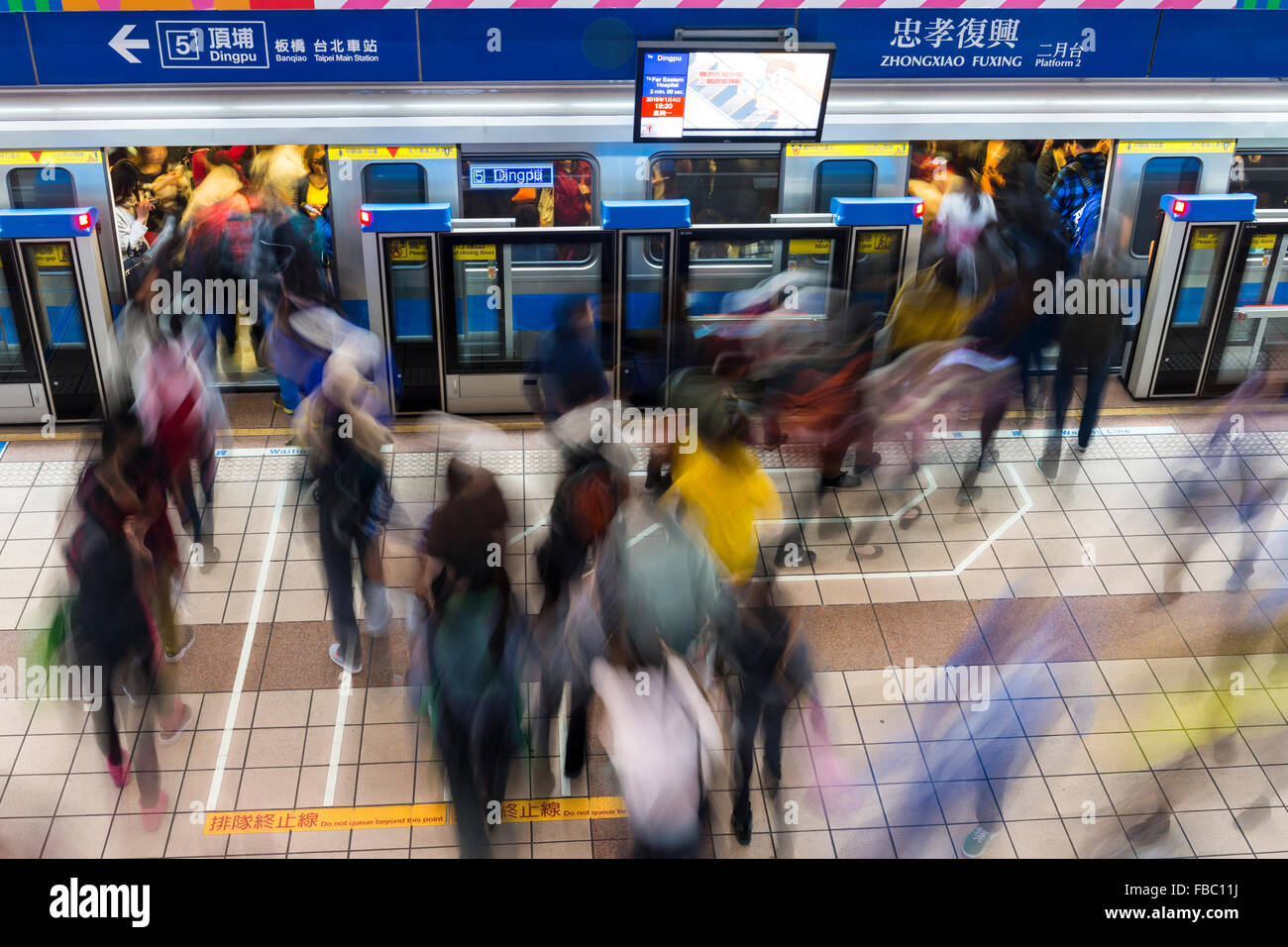Les banlieusards de Taipei d'embarquement à l'Zhongxiao-Fuxing métro MRT station. Motion Blur. Banque D'Images