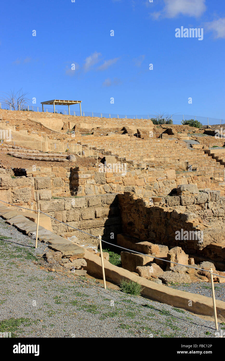 L'échelle de l'architecture face à l'ancien amphithéâtre Hephaistia et autres antiquités. L'île de Lemnos, Grèce Banque D'Images