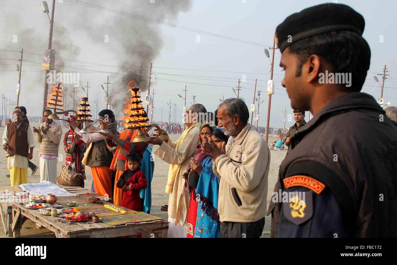 Makar Sankranti festival à Magh Mela festival à Banque du Gange à Sangam. Makar Sankranti est un Indien festival célébré dans presque toutes les régions de l'Inde et le Népal dans beaucoup de formes culturelles. C'est une fête des récoltes. (Photo by Amar Deep / Pacific Press) Banque D'Images