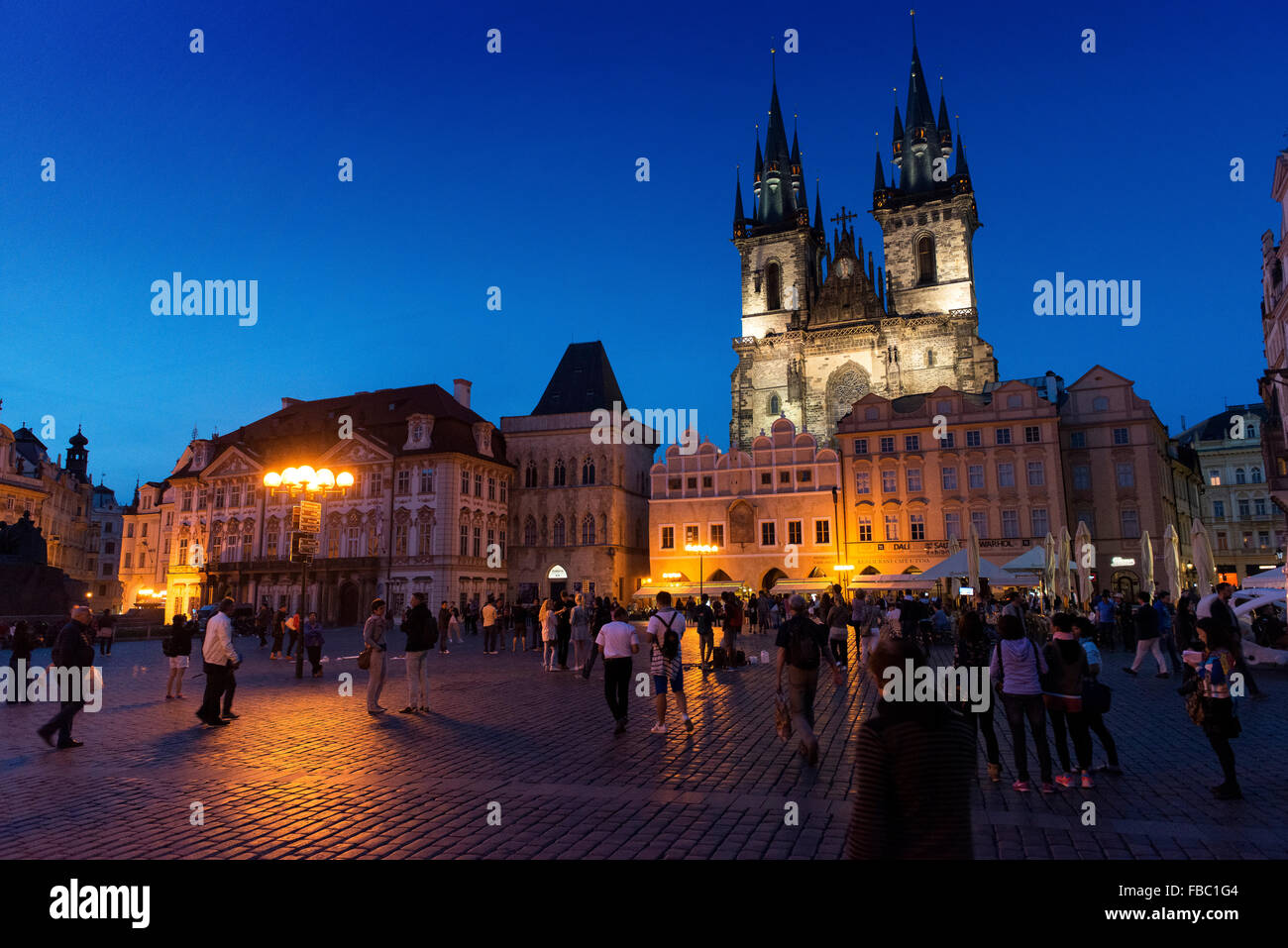Place de la vieille ville la nuit tombée, Prague, République Tchèque Banque D'Images