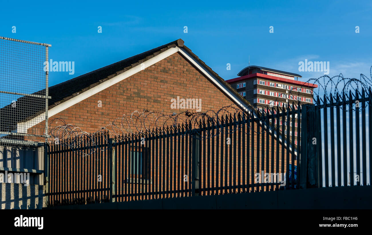 Un peacewall Belfast divise les chutes et les routes à Shankill Divis Tower block donnant sur le salon. Banque D'Images