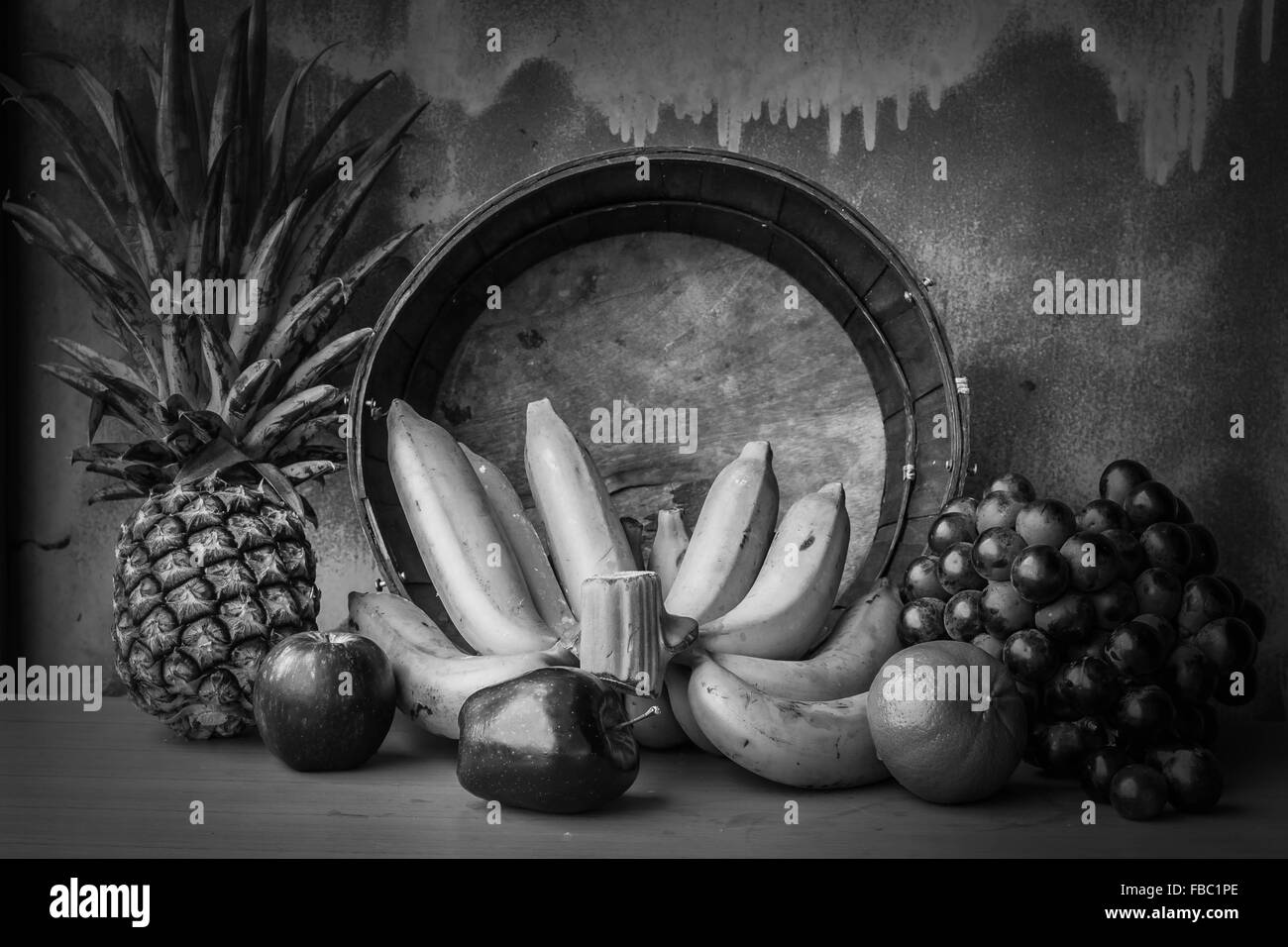 Fruits placés sur les tables en bois posées avec les images en noir et blanc. Banque D'Images