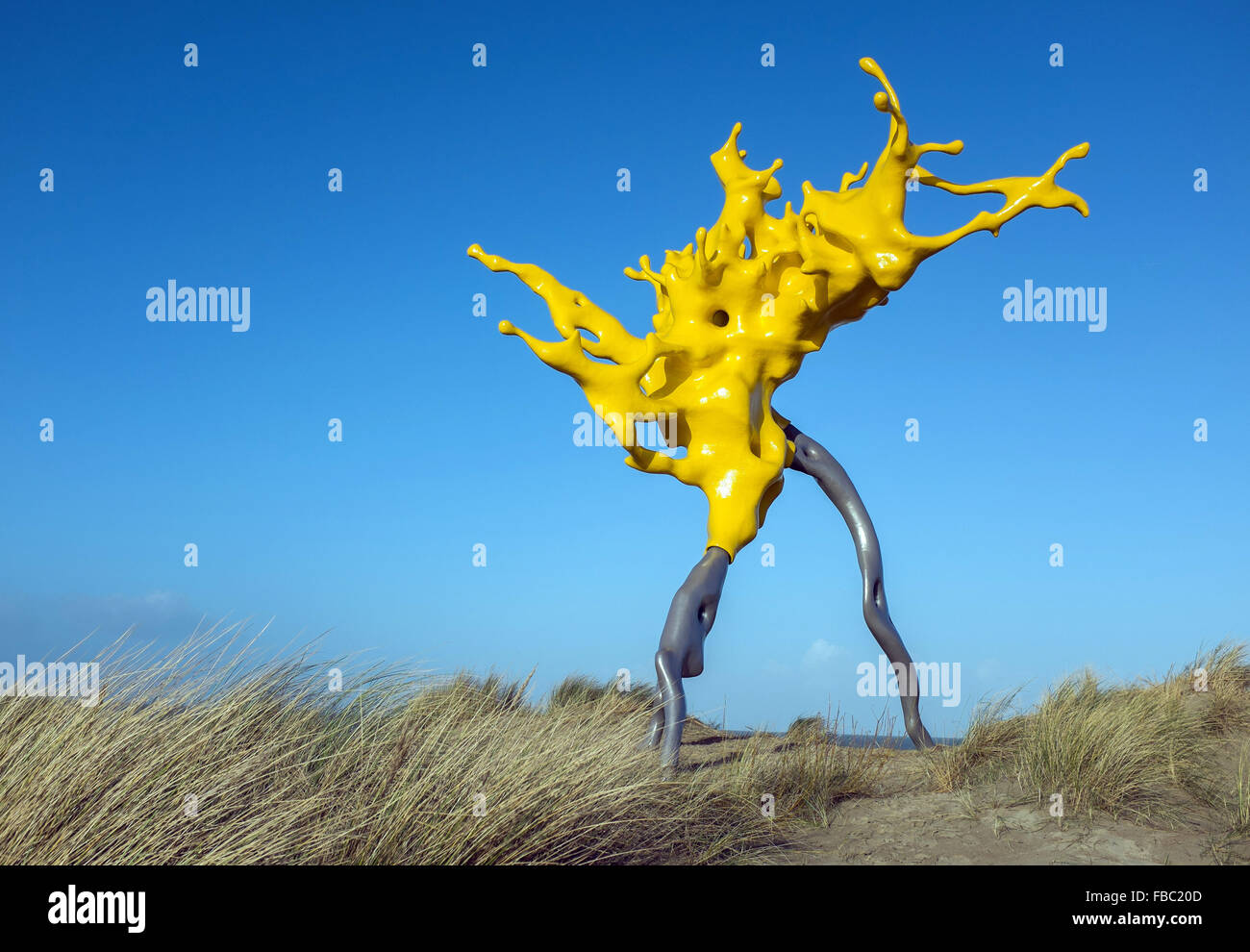 Westende, Belgique. 31 Dec, 2015. L'œuvre 'Olnetop" par l'artiste Nick Ervinck, brille dans des tons jaune vif sur le front de mer à Middelkerke, Belgique, 31 décembre 2015. Les huit mètres de hauteur, qui rappelle la sculpture d'éclaboussures vagues qui un rivage, fait partie de la sculpture park permanent sur la côte et a été conçue au cours de l'art project04 Beaufort en 2012. Photo : Lukas Schulze/DPA - PAS DE FIL - SERVICE/dpa/Alamy Live News Banque D'Images