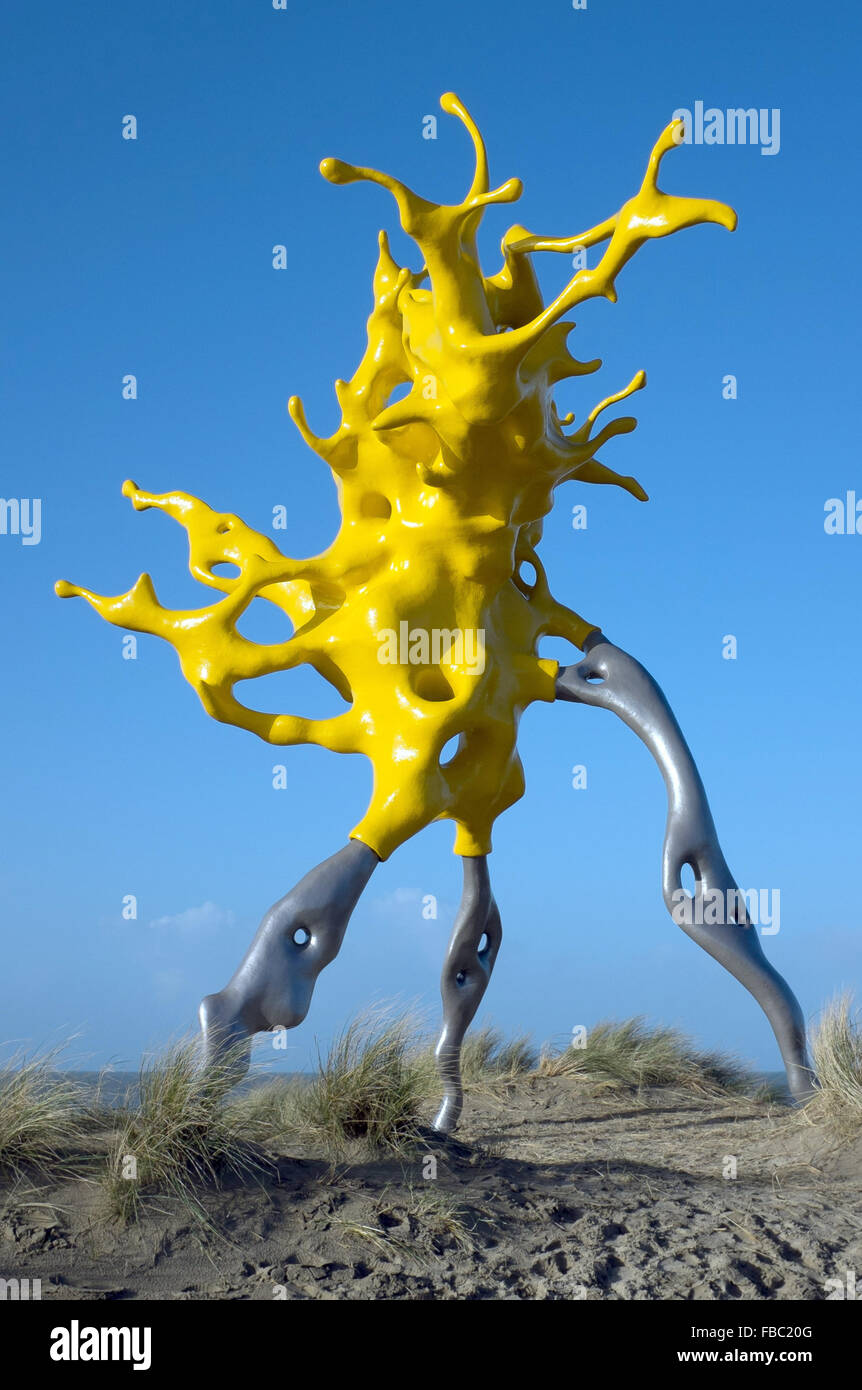 Westende, Belgique. 31 Dec, 2015. L'œuvre 'Olnetop" par l'artiste Nick Ervinck, brille dans des tons jaune vif sur le front de mer à Middelkerke, Belgique, 31 décembre 2015. Les huit mètres de hauteur, qui rappelle la sculpture d'éclaboussures vagues qui un rivage, fait partie de la sculpture park permanent sur la côte et a été conçue au cours de l'art project04 Beaufort en 2012. Photo : Lukas Schulze/DPA - PAS DE FIL - SERVICE/dpa/Alamy Live News Banque D'Images