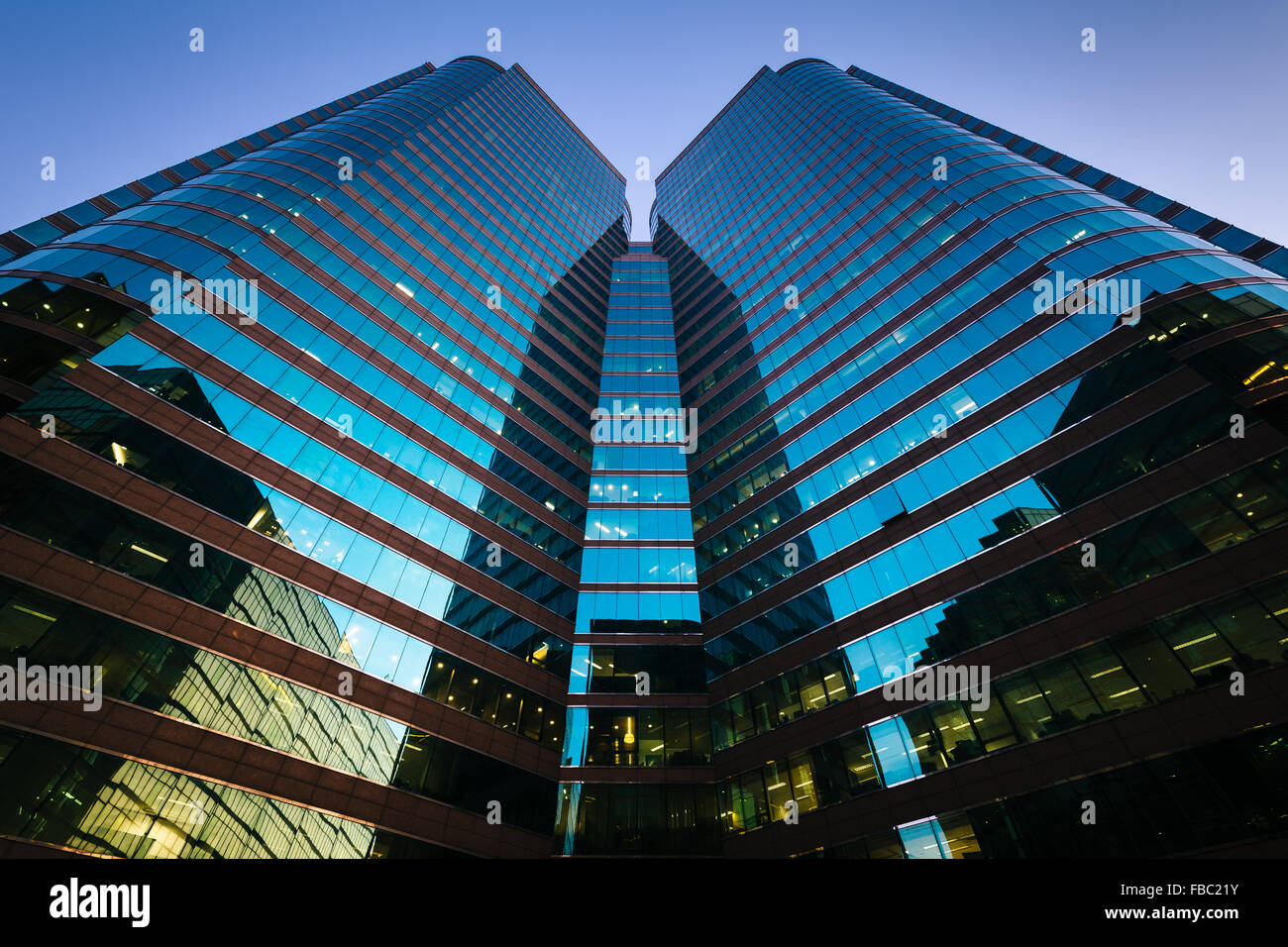 Gratte-ciel moderne à Tsim Sha Tsui, au crépuscule, à Kowloon, Hong Kong. Banque D'Images