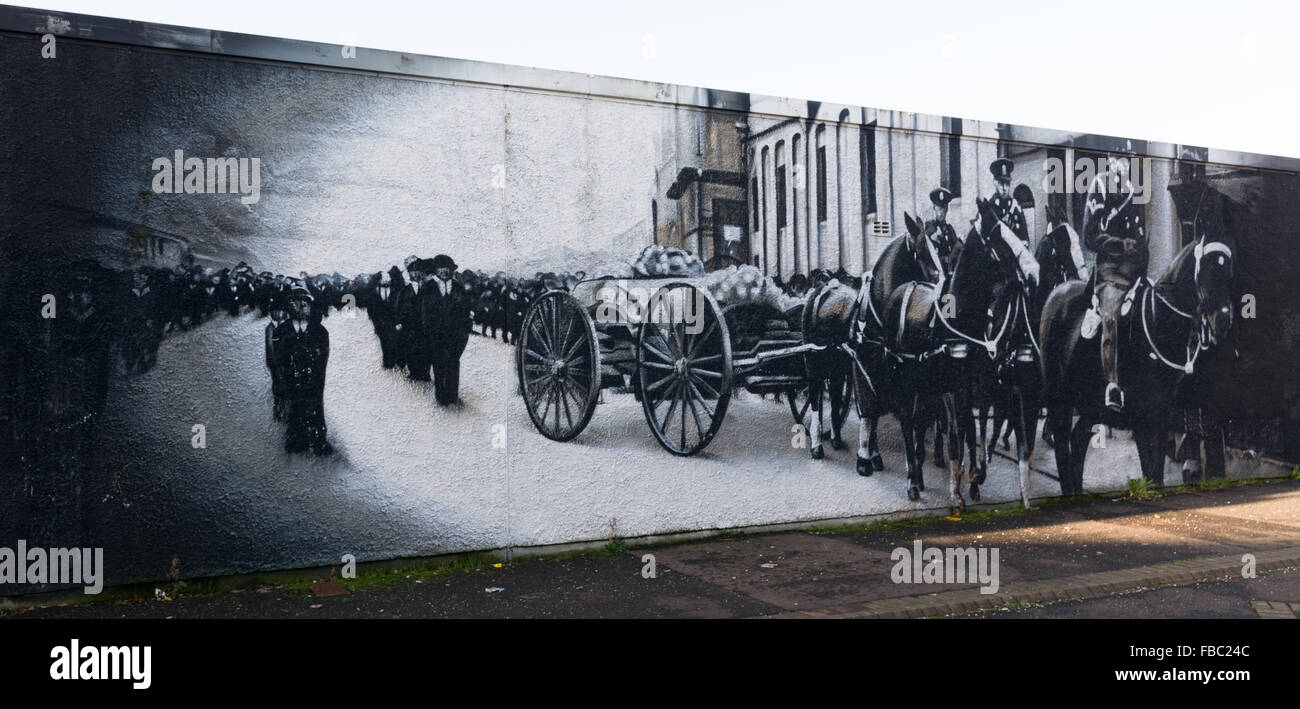 Fresque murale représentant les funérailles de Richard Mussen, zulu war hero. Quand il meurt en 1936. Situé sur Shankill Road Belfast Banque D'Images