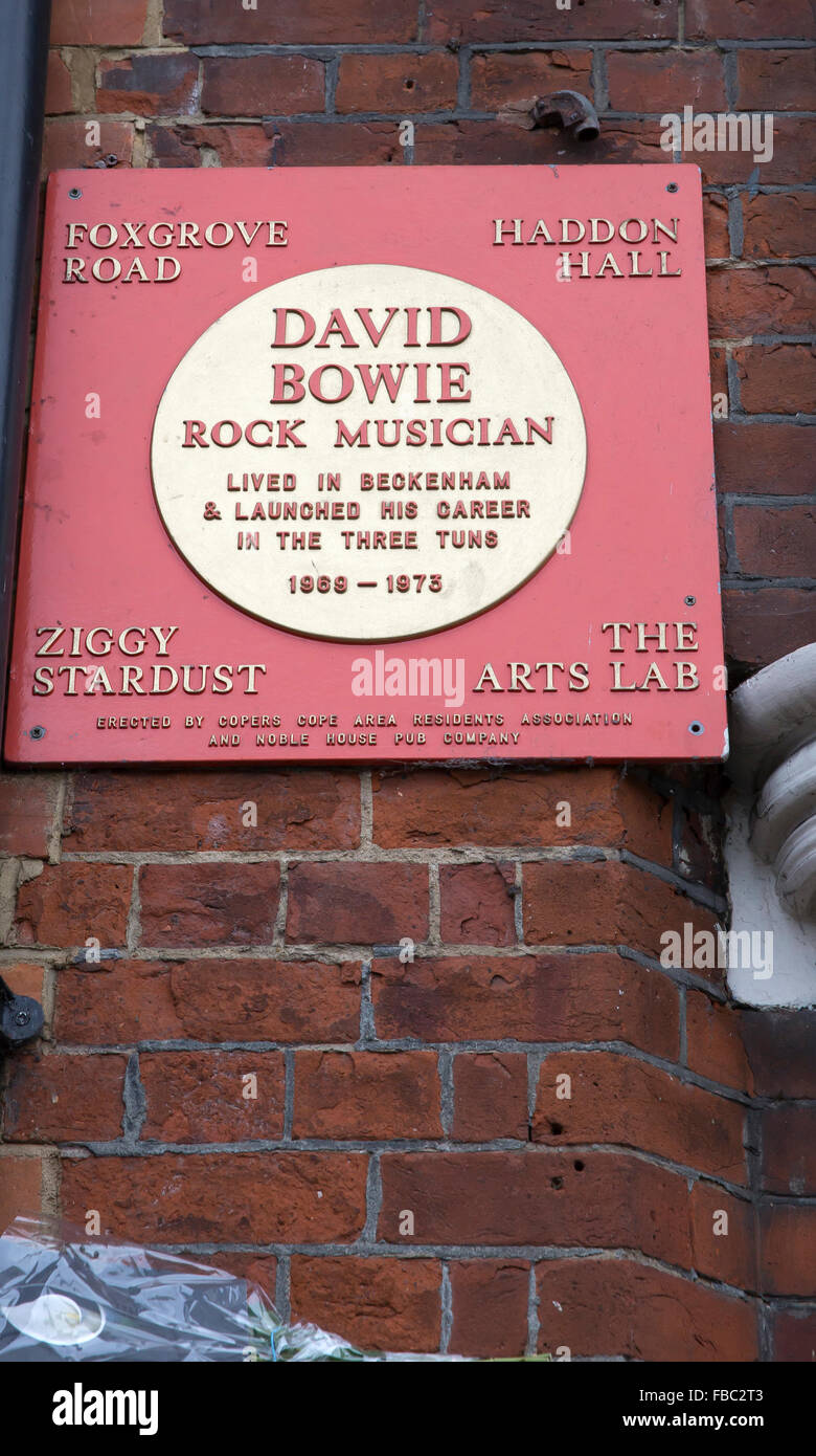 Beckenham, UK. 14 janvier, 2016. David Bowie plaque commémorative à l'extérieur d'un restaurant à Beckenham où David Bowie lancé hir carrière en 1969 lorsqu'il a été l'Three Tuns pub. Credit : Keith Larby/Alamy Live News Banque D'Images