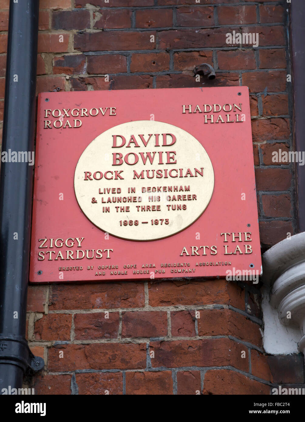 Beckenham, UK. 14 janvier, 2016. David Bowie plaque commémorative à l'extérieur d'un restaurant à Beckenham où David Bowie lancé hir carrière en 1969 lorsqu'il a été l'Three Tuns pub. Credit : Keith Larby/Alamy Live News Banque D'Images