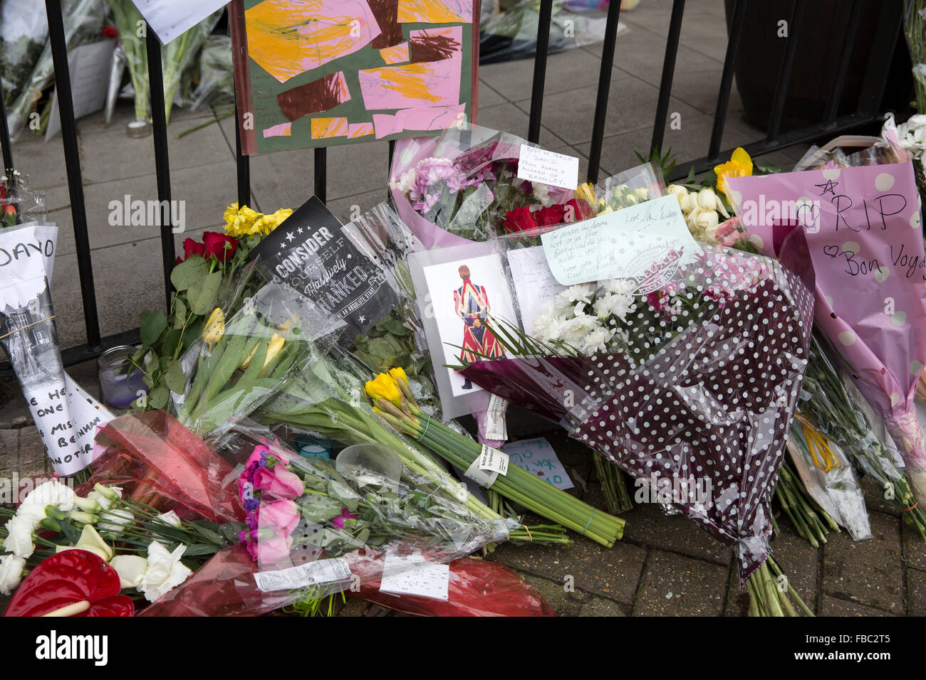 Beckenham, UK. 14 janvier, 2016. Tributs floraux sont encore posées à l'extérieur d'un restaurant à Beckenham où David Bowie lancé hir carrière en 1969 lorsqu'il a été l'Three Tuns pub. Credit : Keith Larby/Alamy Live News Banque D'Images