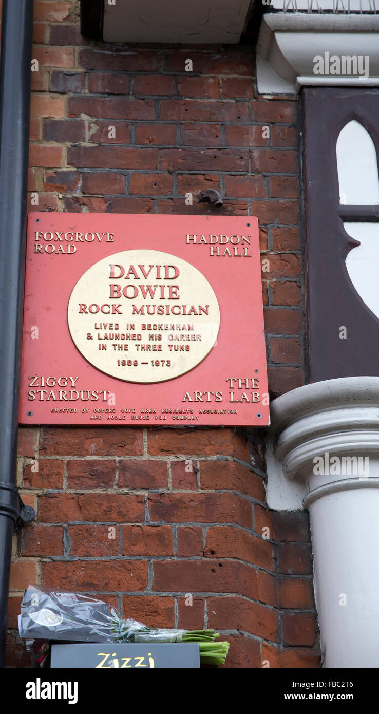 Beckenham, UK. 14 janvier, 2016. David Bowie plaque commémorative à l'extérieur d'un restaurant à Beckenham où David Bowie lancé hir carrière en 1969 lorsqu'il a été l'Three Tuns pub. Credit : Keith Larby/Alamy Live News Banque D'Images