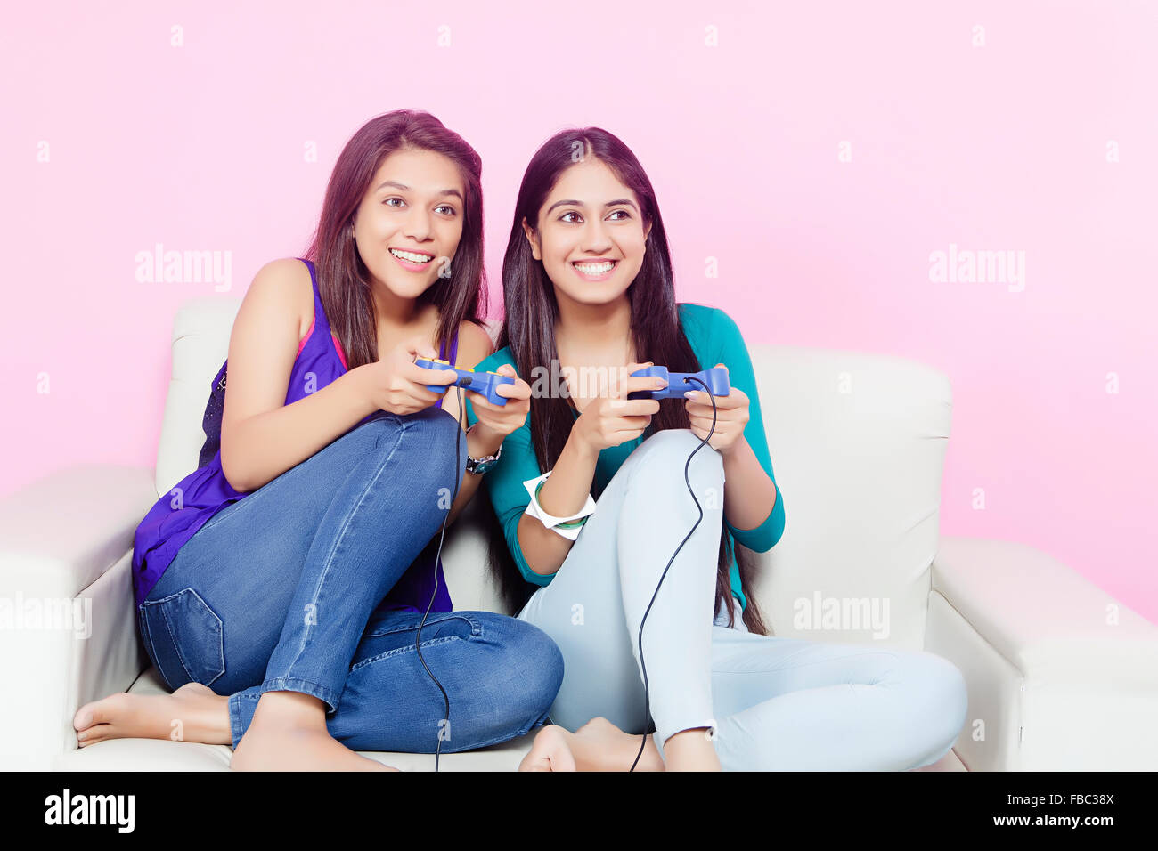 2 jeunes amis indiens Womans Playing video game Banque D'Images