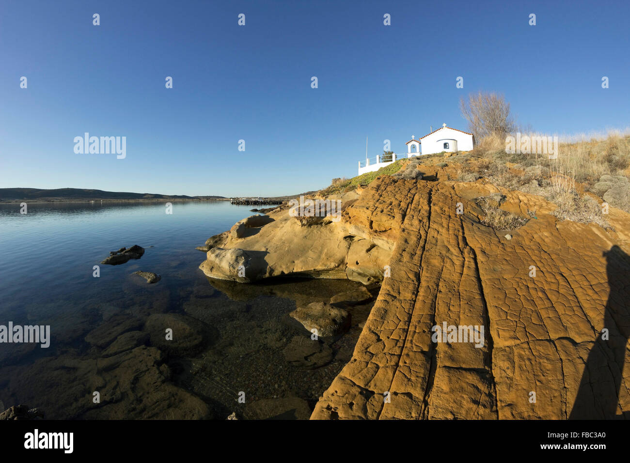 L'Hydropanorama de Kotsinas shot littoral (afar) et rock dans la chapelle d'Agios Nikolaos. Kotsinas. Limnos, Grèce. Banque D'Images