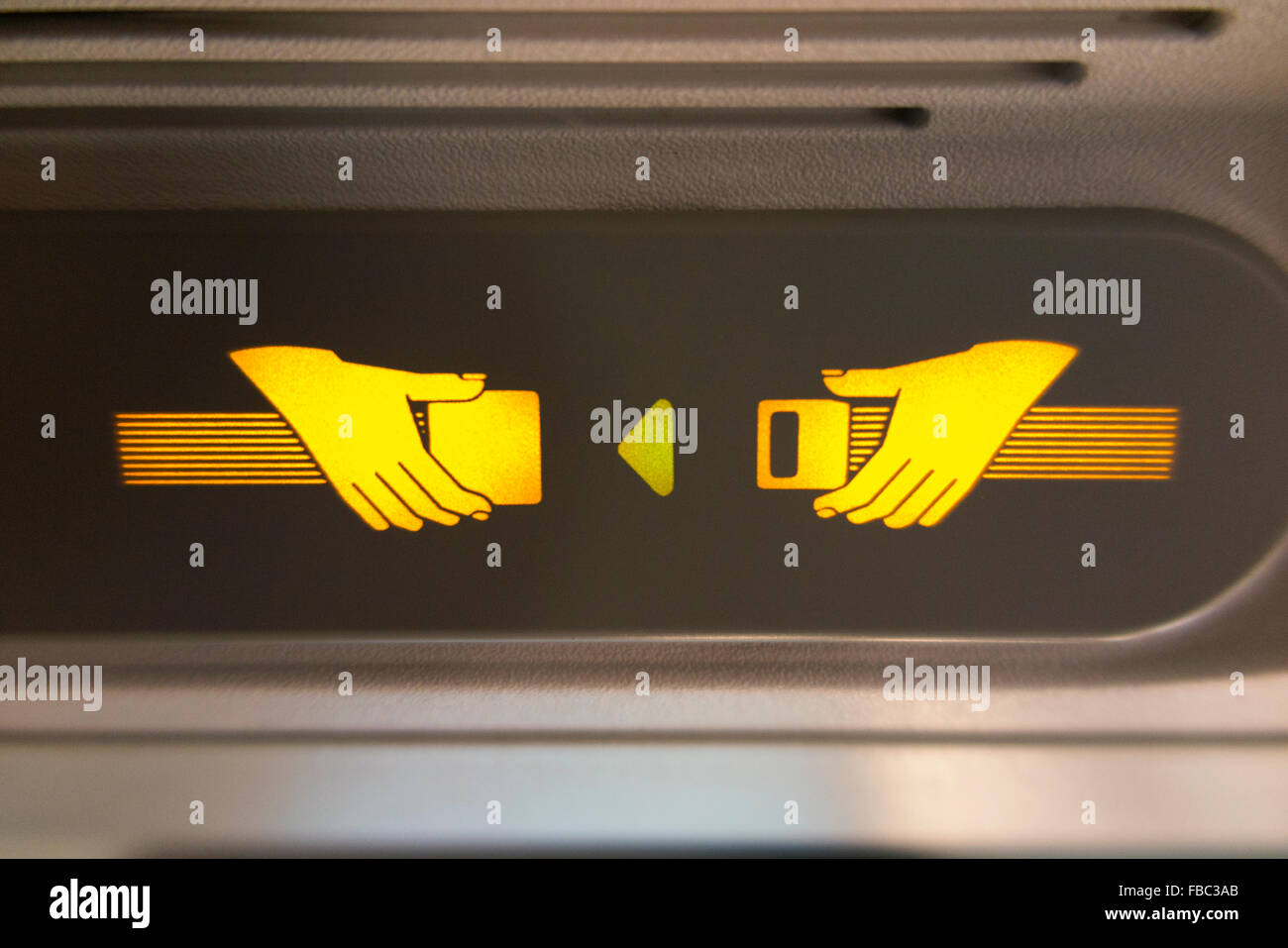 Avion attacher la ceinture de sécurité / ceinture' lumineuses éclairées et  éclairés pendant un vol en avion A320 / avion / avion Photo Stock - Alamy