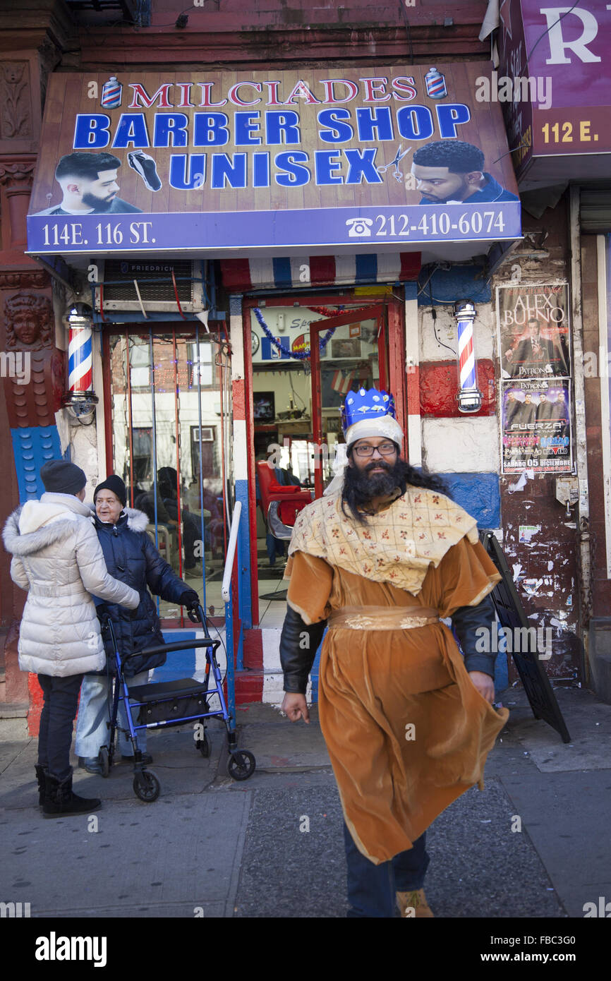 Barbershop en espagnol Harlem le long de la 116e Rue, New York. Jour des Trois Rois. Banque D'Images