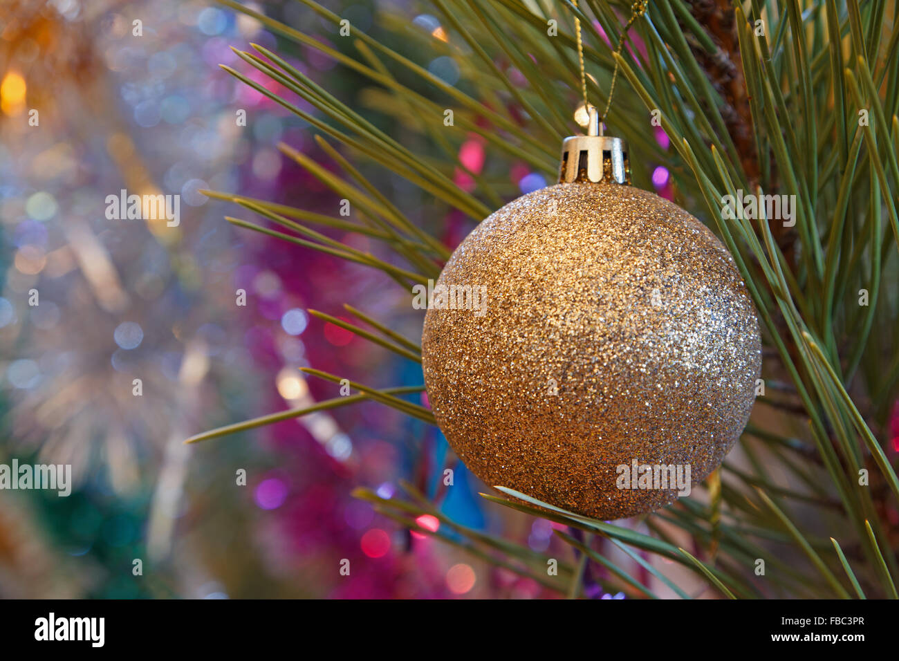 Close up of golden bauble on Christmas Tree Banque D'Images