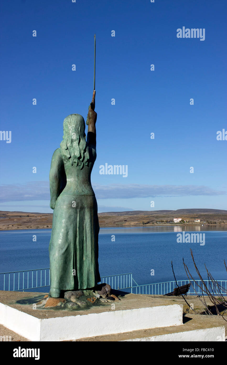 Maroula l'amazone, statue de sculpture, est construite sur la forteresse de la baie de Kotsinas. Île de Lemnos, village de Kotsinas, Grèce Banque D'Images