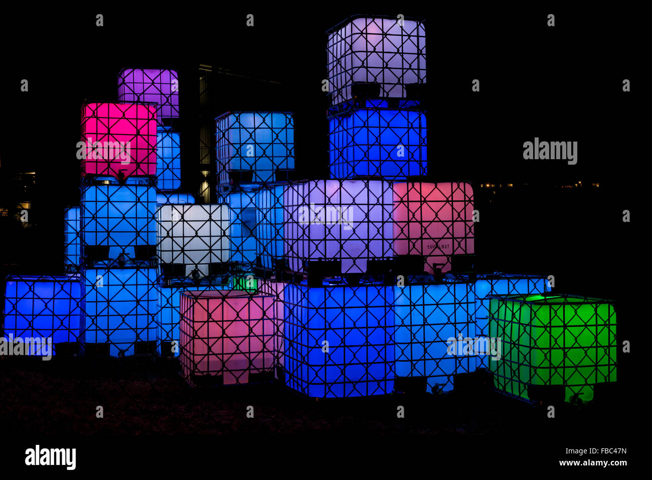 Affichage d'art cube LED lights at night-Victoria, Colombie-Britannique, Canada. Banque D'Images
