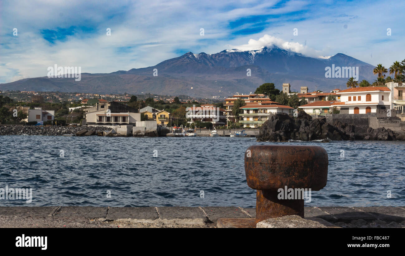 Vue sur mer port en Sicile Etna de Pentecôte en arrière-plan Banque D'Images