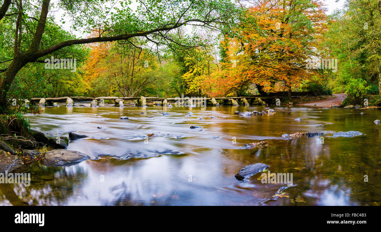 Tarr Étapes clapper bridge sur la rivière Barle au Parc National d'Exmoor, Somerset, Angleterre Banque D'Images