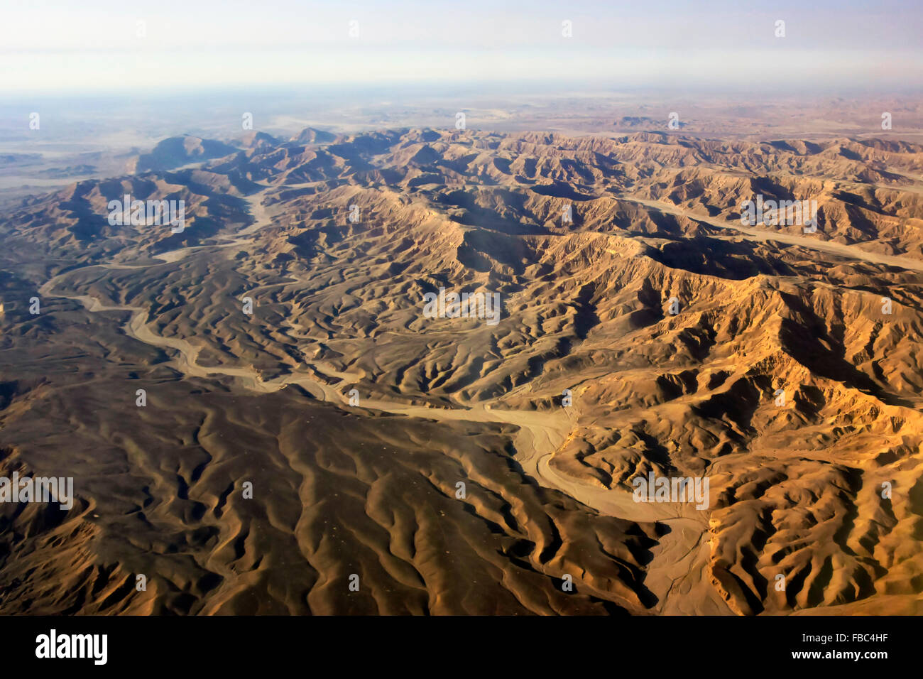 Vue aérienne de la montagne de sable du désert égyptien. Un inextricable labyrinthe de rivières de l'époque, apportant un sentiment de sérénité. Banque D'Images