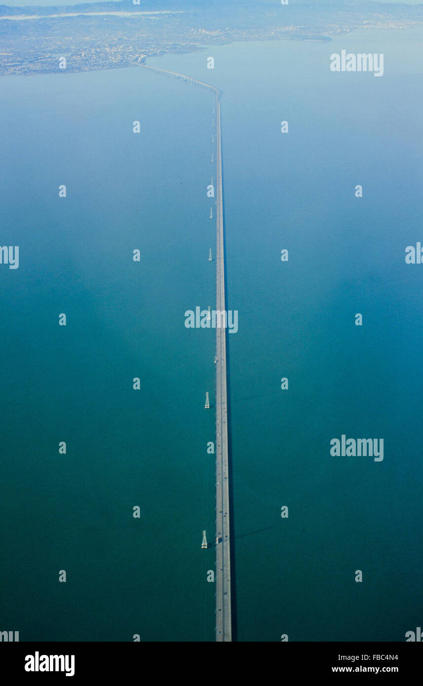 Tourné à partir d'un long pont ariplane, ce dans les Keys de la Floride s'étend sur des kilomètres tout en étant complètement droites. Banque D'Images