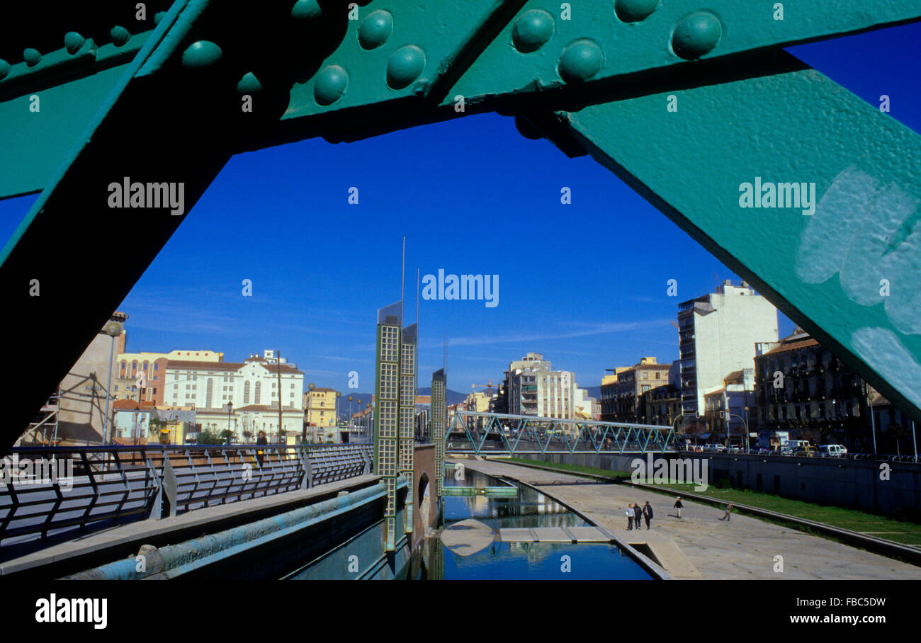 Malaga.L'Andalousie. Espagne : rivière Guadalmedina, vues du pont de Santo Domingo Banque D'Images