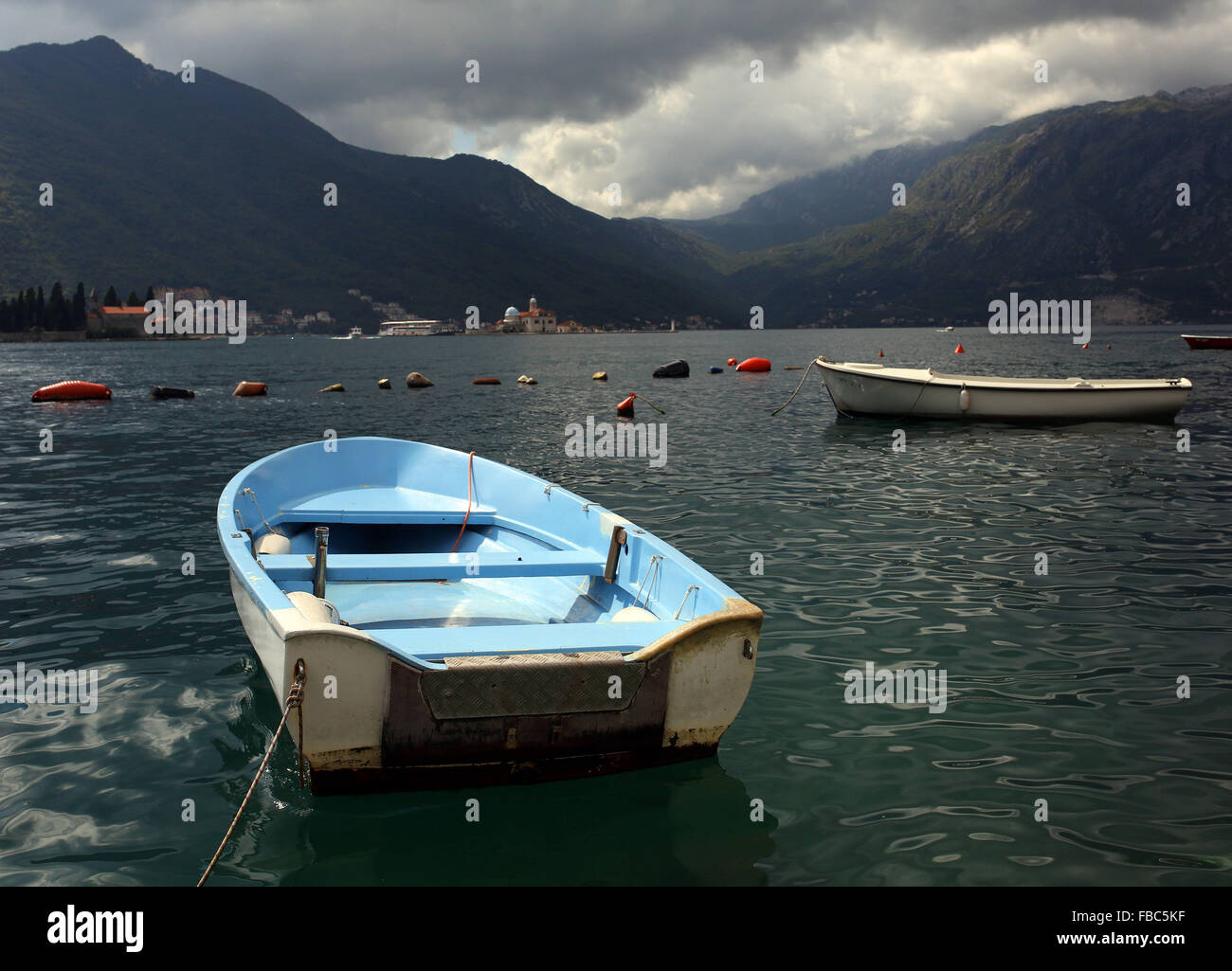 Canot bateaux sont amarrés sur la photo dans la baie de Kotor en Montenegró près de la vieille ville de Perast. Banque D'Images