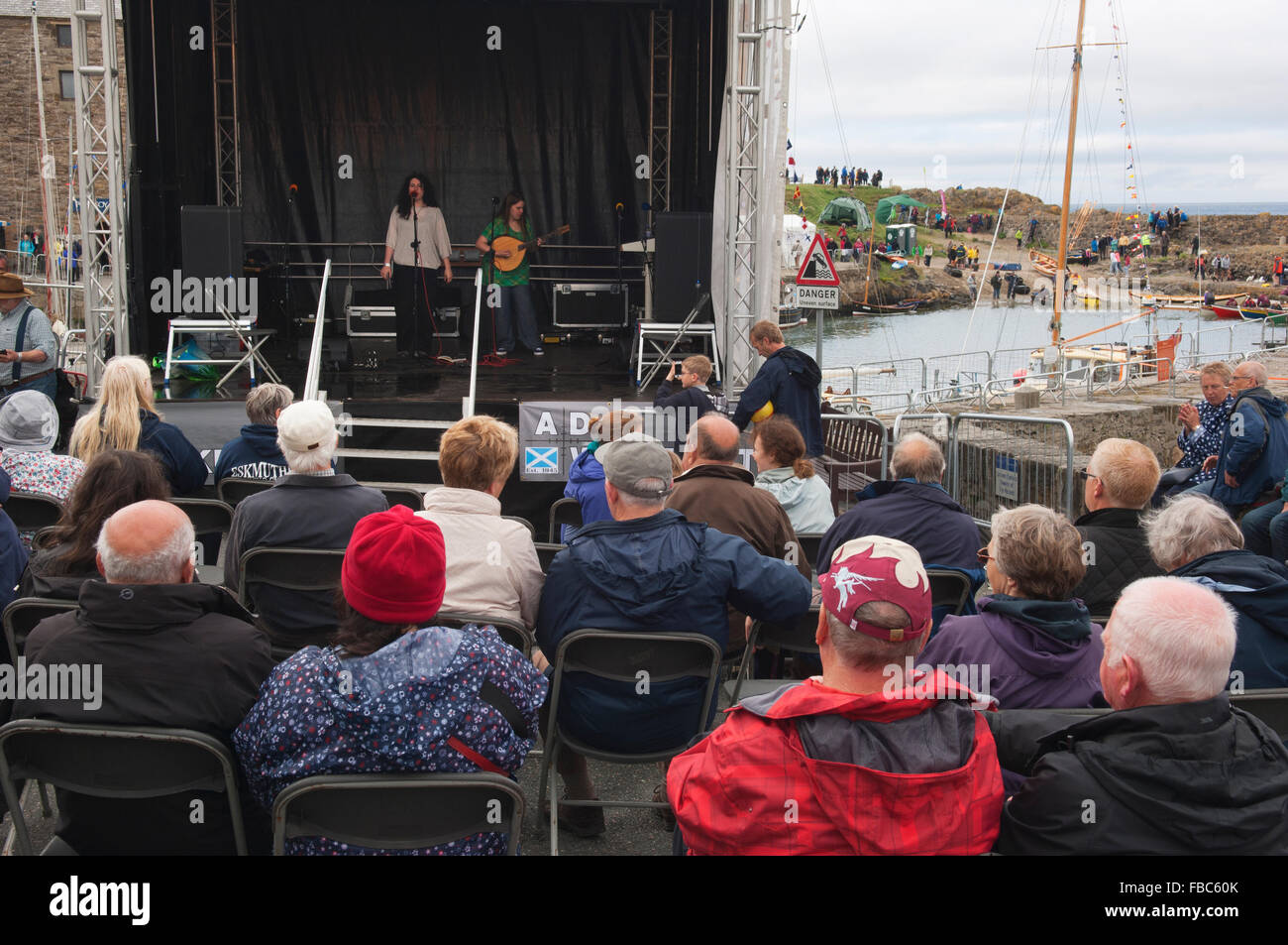 La musique live au Festival de bateau traditionnel écossais dans la région de Portsoy - Aberdeenshire, en Écosse. Banque D'Images