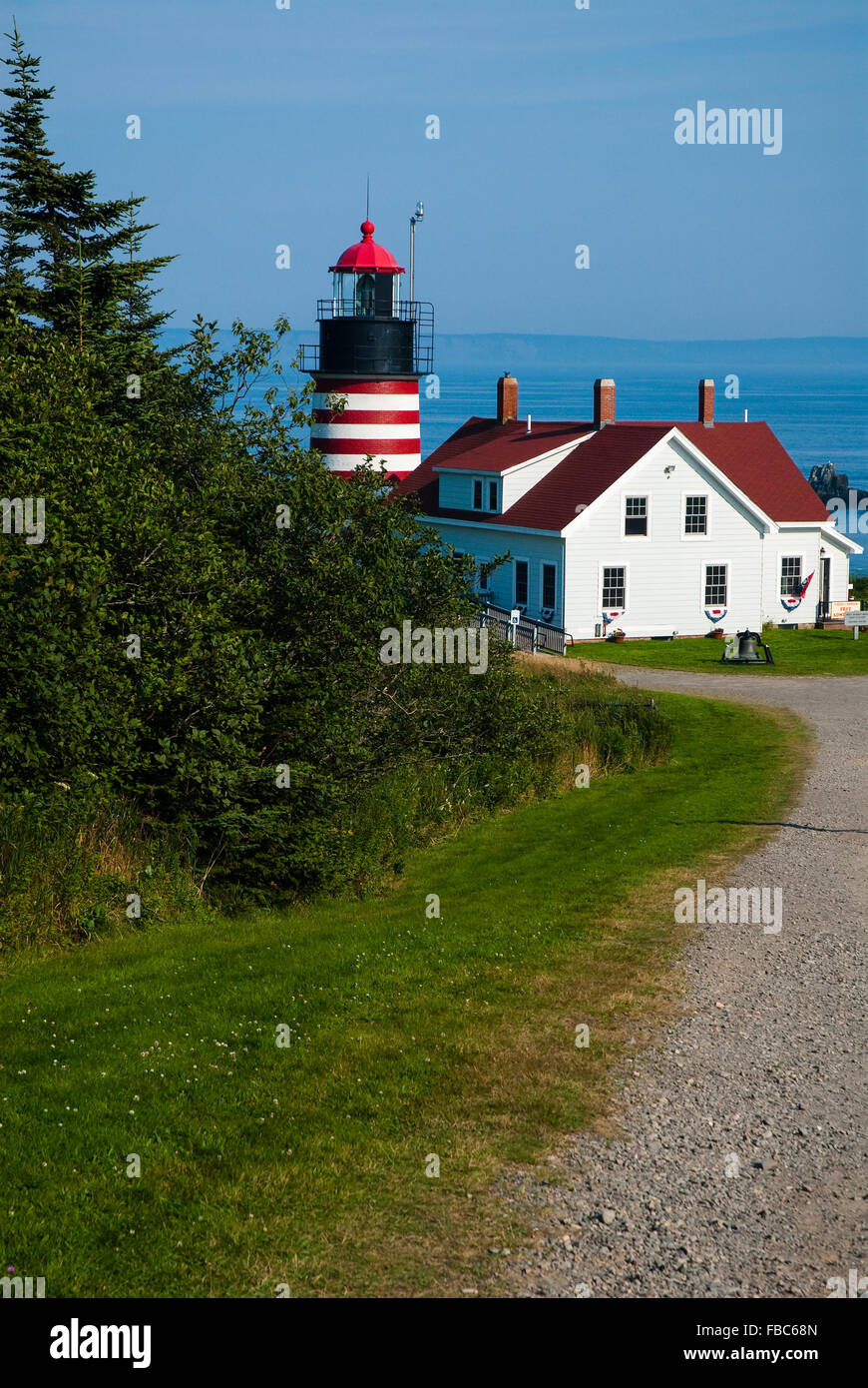 Quoddy Head Lighthouse West est situé dans la partie la plus orientale du Maine, dans la région de Quoddy Head State Park, dans la ville de Lubec, sur la frontière canadienne. Banque D'Images