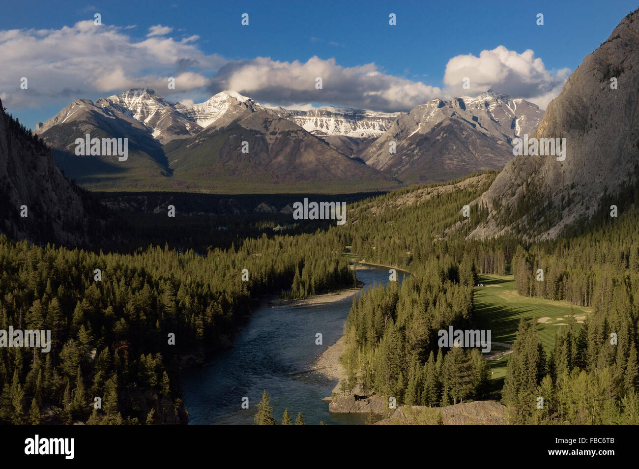 Hôtel Fairmont Banff Springs Golf Course et vue sur la rivière Bow. Le parc national Banff. L'Alberta. Canada, Amérique du Nord Banque D'Images