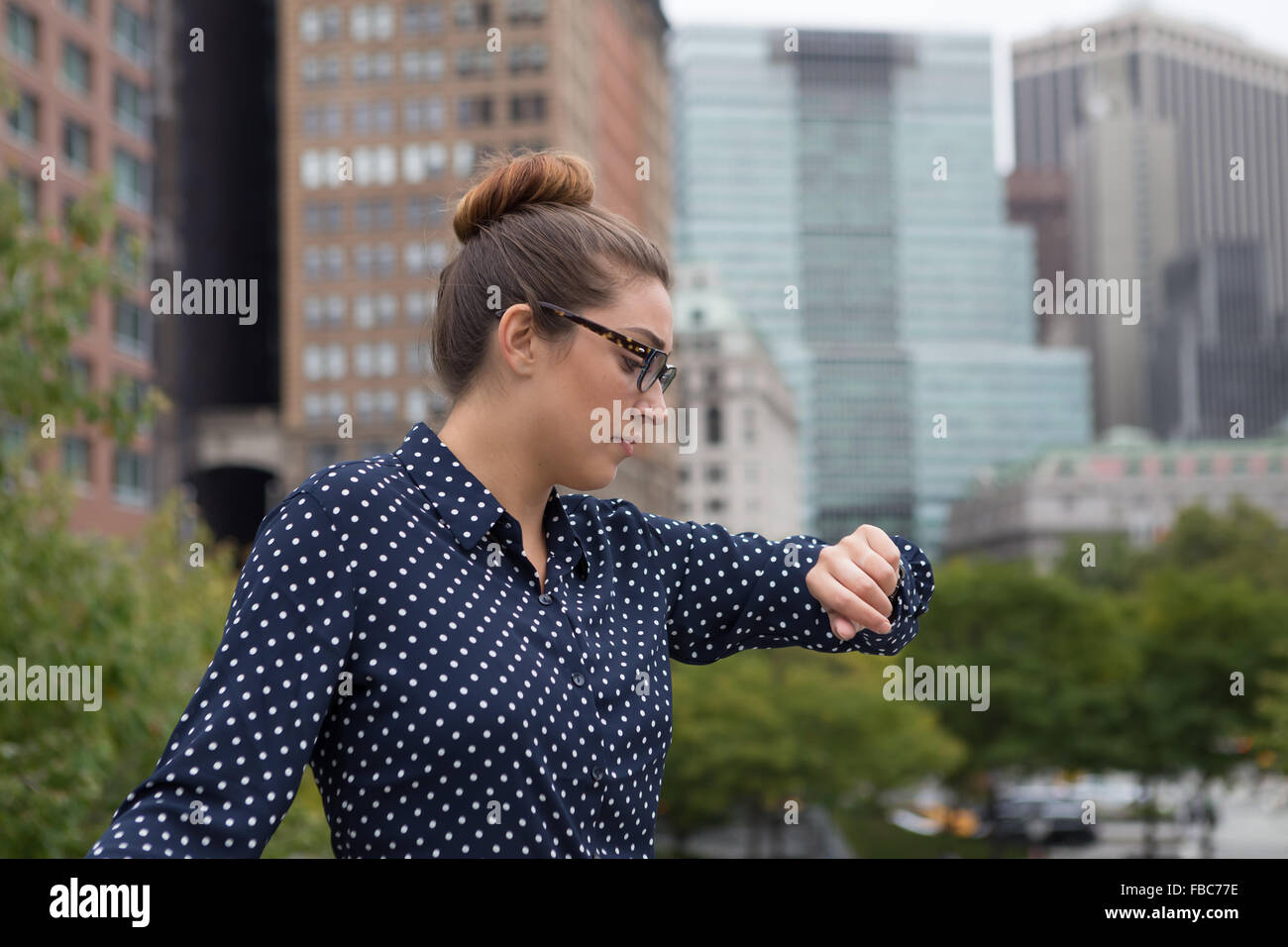 Jeune professionnel femme dans la ville. Photographié dans la ville de New York en octobre 2015. Banque D'Images