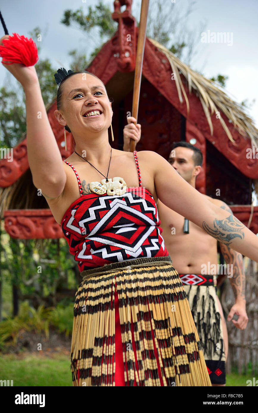 Fille Maori danse avec intérêt au Te Puia Culture Centre, Rotorua, île du Nord, Nouvelle-Zélande Banque D'Images