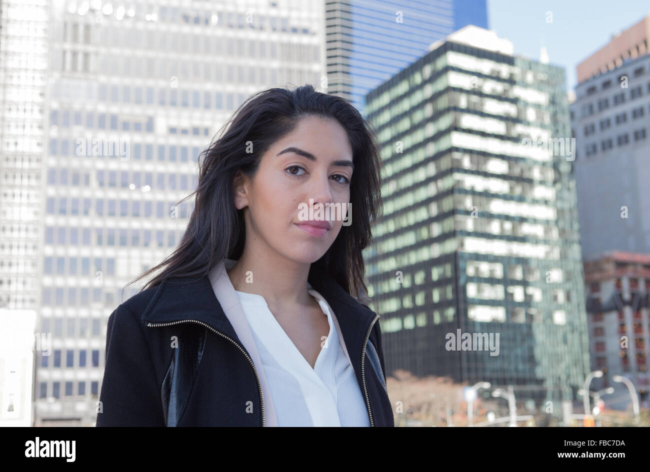 Jeune femme professionnelle de l'Amérique latine dans la ville. Photographié dans la ville de New York en novembre 2015 Banque D'Images