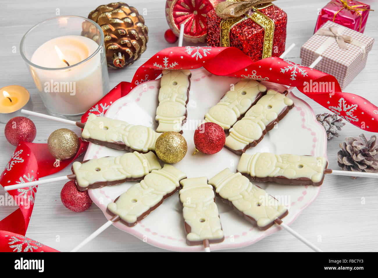 Sucettes Chocolat Noël traite avec ruban de fête, Bougie Parfum Cadeaux,et balles Banque D'Images