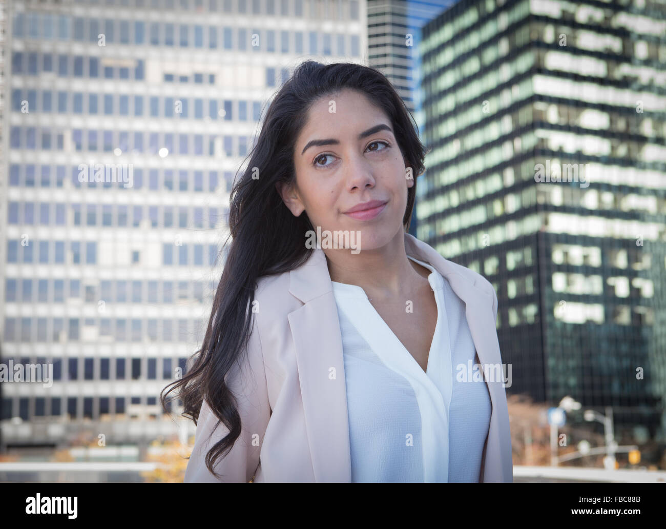 Jeune femme professionnelle de l'Amérique latine dans la ville. Photographié dans la ville de New York en novembre 2015 Banque D'Images