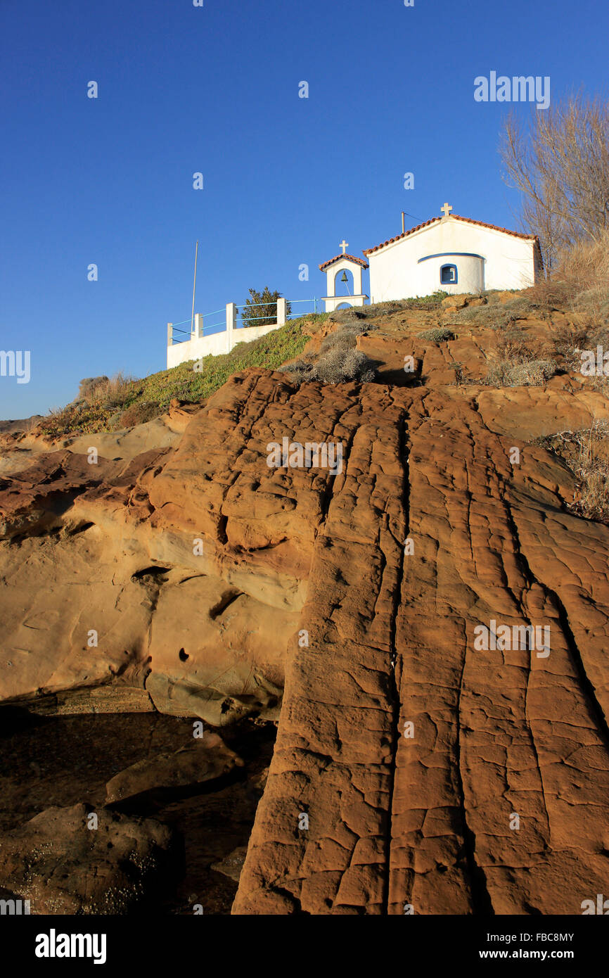 Les formations rocheuses naturelles en vertu de Saint Nicolas (agios Nikolaos) chapelle. Kotsinas. L'île de Limnos, Grèce. Banque D'Images