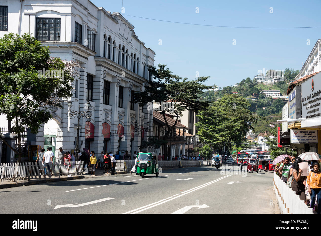 L’une des principales rues commerçantes, EL Senanayake Veediy à Kandy, Sri Lanka Kandy, dans le centre du Sri Lanka, est la deuxième plus grande ville du pays après Colom Banque D'Images