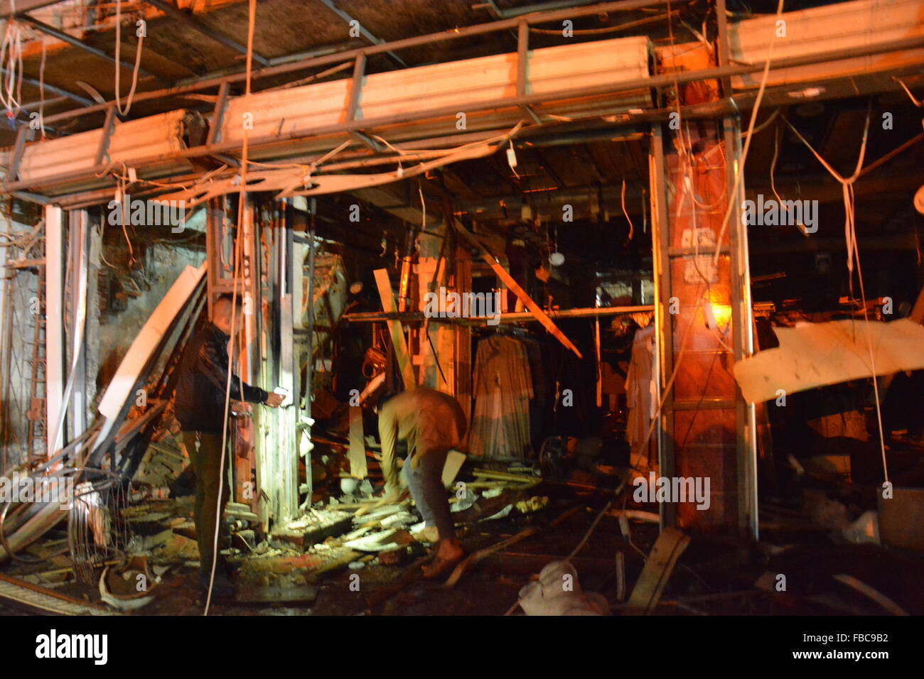 Irak : Trois kamikazes se font exploser centre d'un marché populaire Banque D'Images