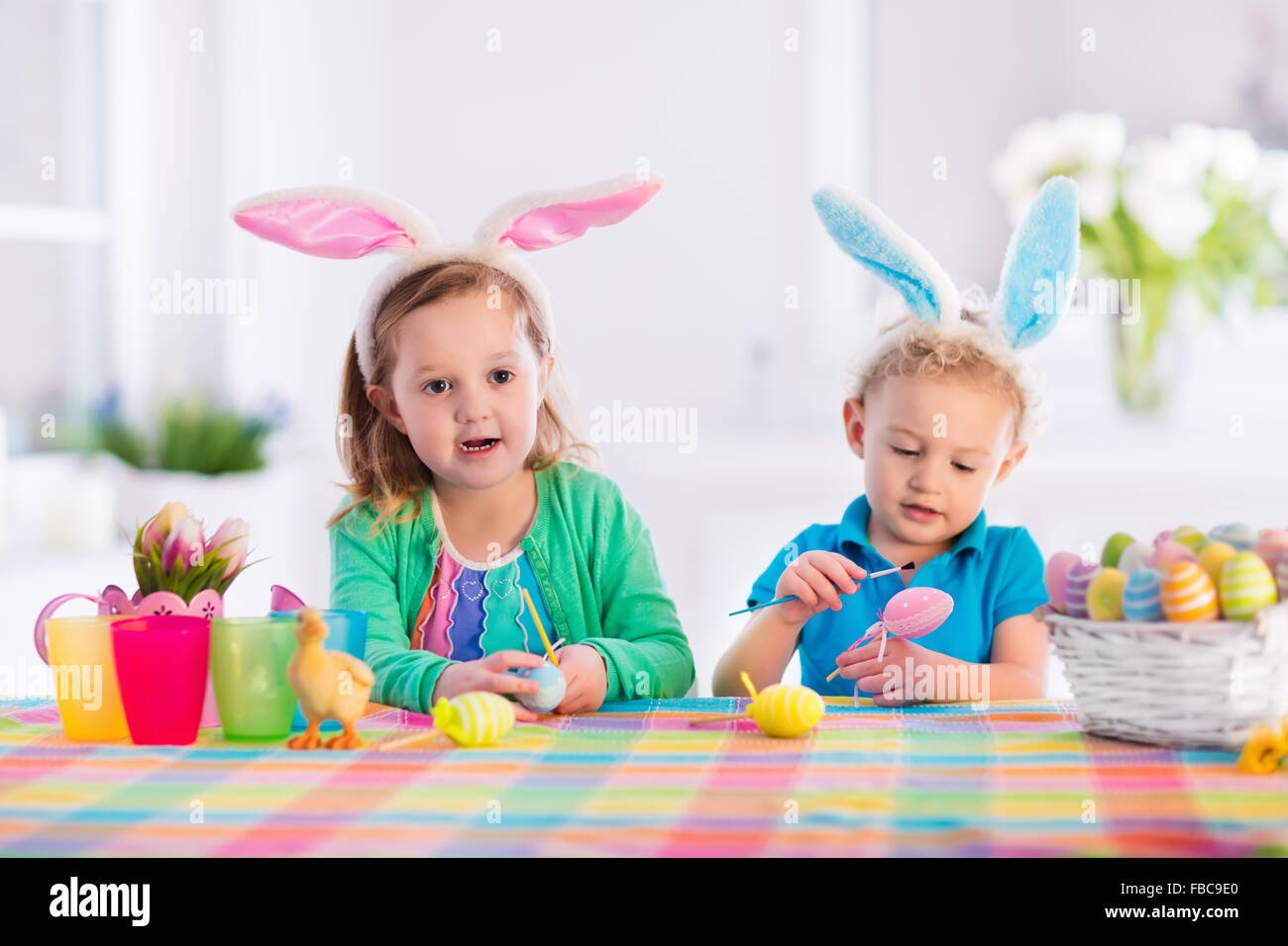 Oeufs colorés de peinture pour les enfants. Les enfants peindre et décorer des oeufs de Pâques. Tout-petit enfant d'âge préscolaire pour enfants et jouer à l'intérieur au printemps Banque D'Images